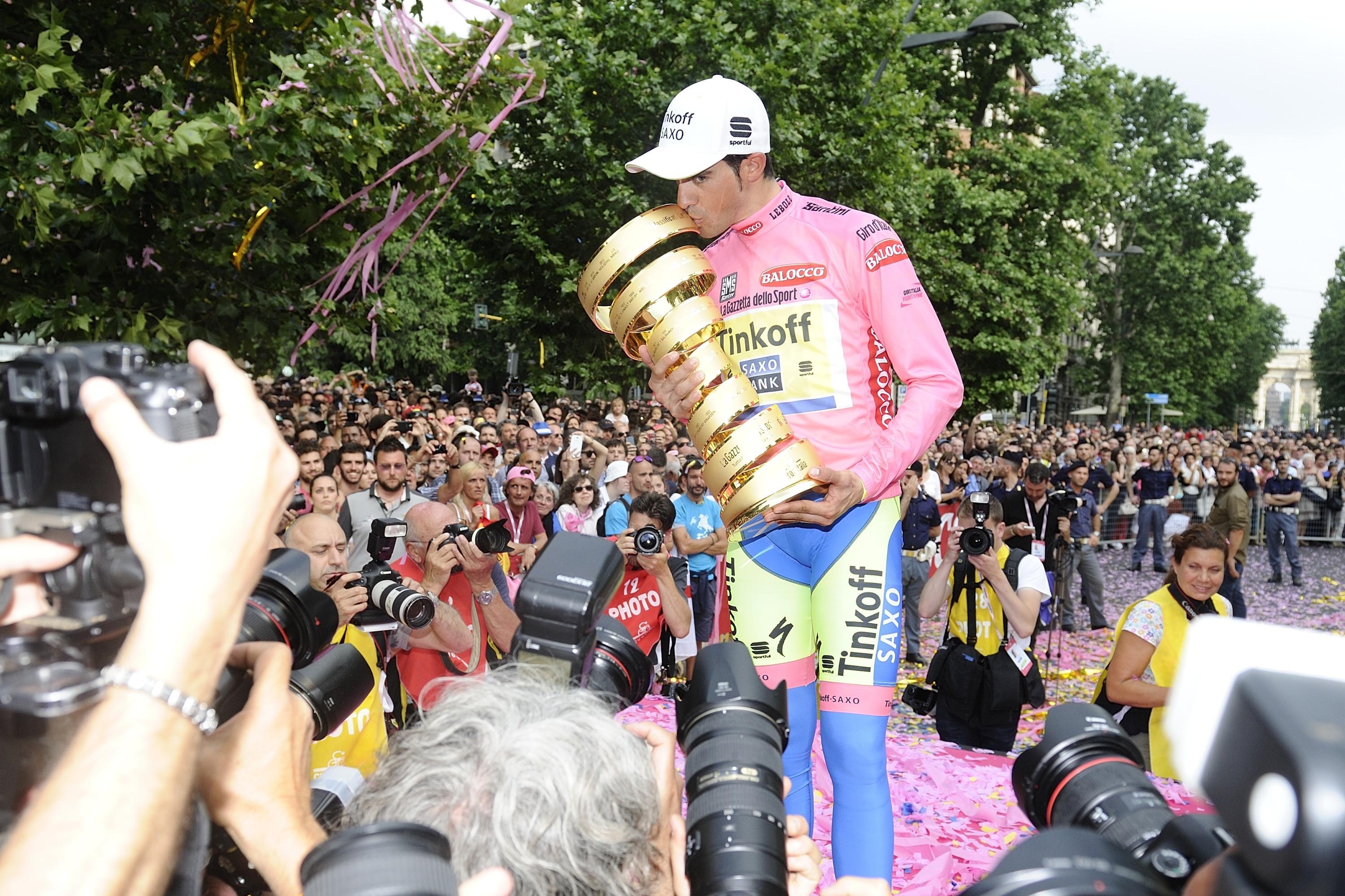 Spanish rider Alberto Contador celebrates on the podium after winning the 98th of Giro d'Italia, Milan, 31 May 2015. ANSA/FLAVIO LO SCALZO