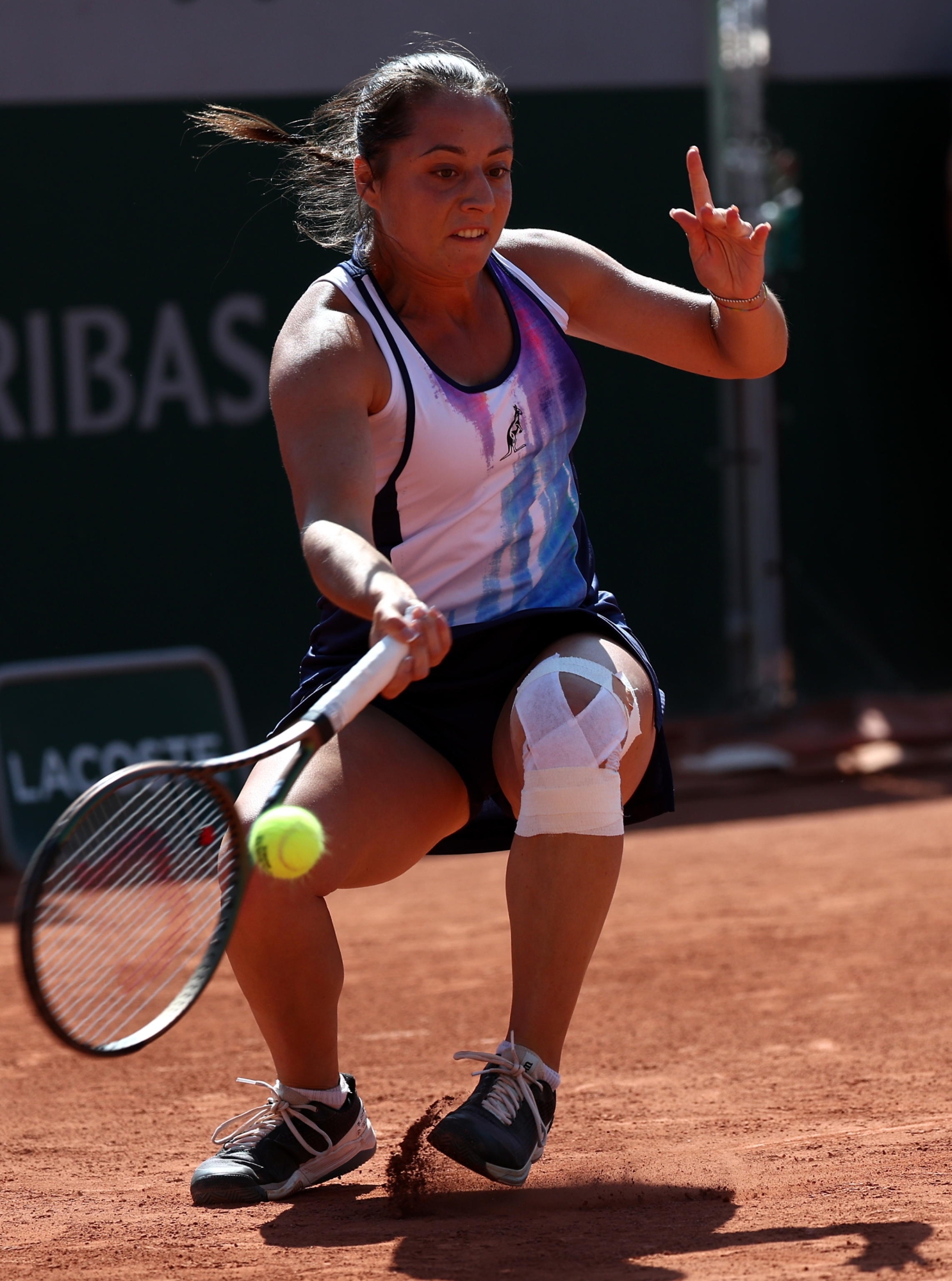 epa10670768 Elisabetta Cocciaretto of Italy plays Bernarda Pera of the United States in their Women's Singles third round match during the French Open Grand Slam tennis tournament at Roland Garros in Paris, France, 03 June 2023.  EPA/MOHAMMED BADRA