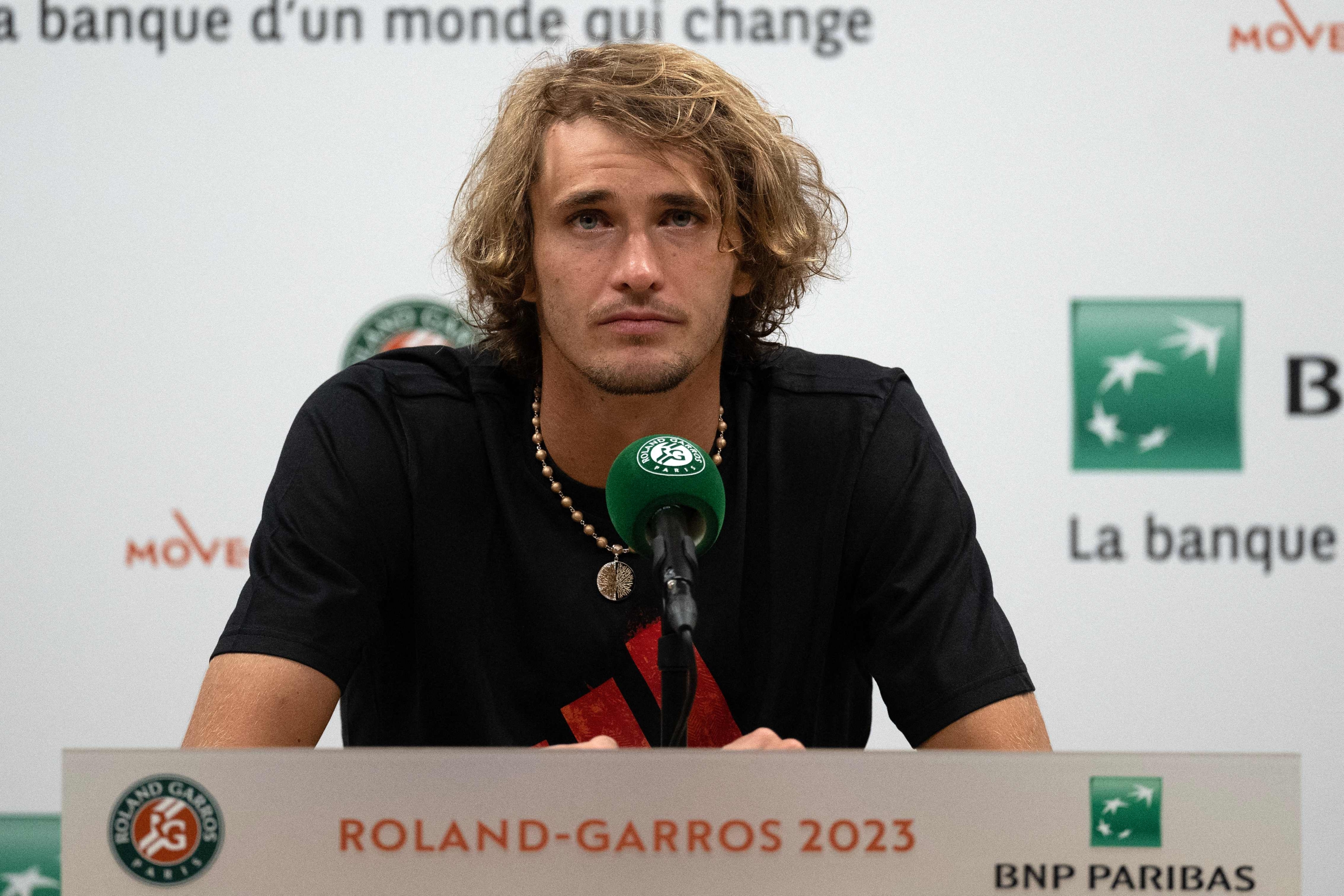 Germany's Alexander Zverev speaks during a press conference after his victory over Bulgaria's Grigor Dimitrov, following their men's singles match on day nine of the Roland-Garros Open tennis tournament at the Court Philippe-Chatrier in Paris on June 5, 2023. (Photo by Sébastien BERDA / AFP)