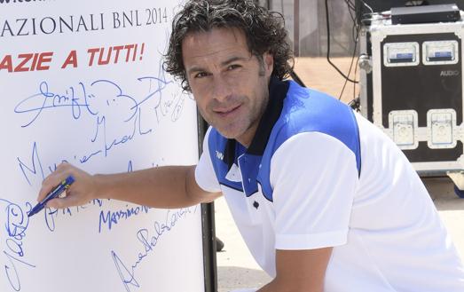 Fabio Galante signing autographs