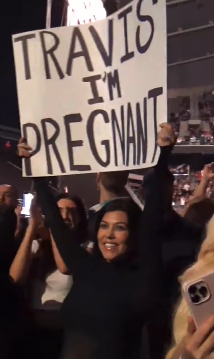Kourtney Kardashian aspetta un figlio da Travis Barker: l'annuncio al concerto
