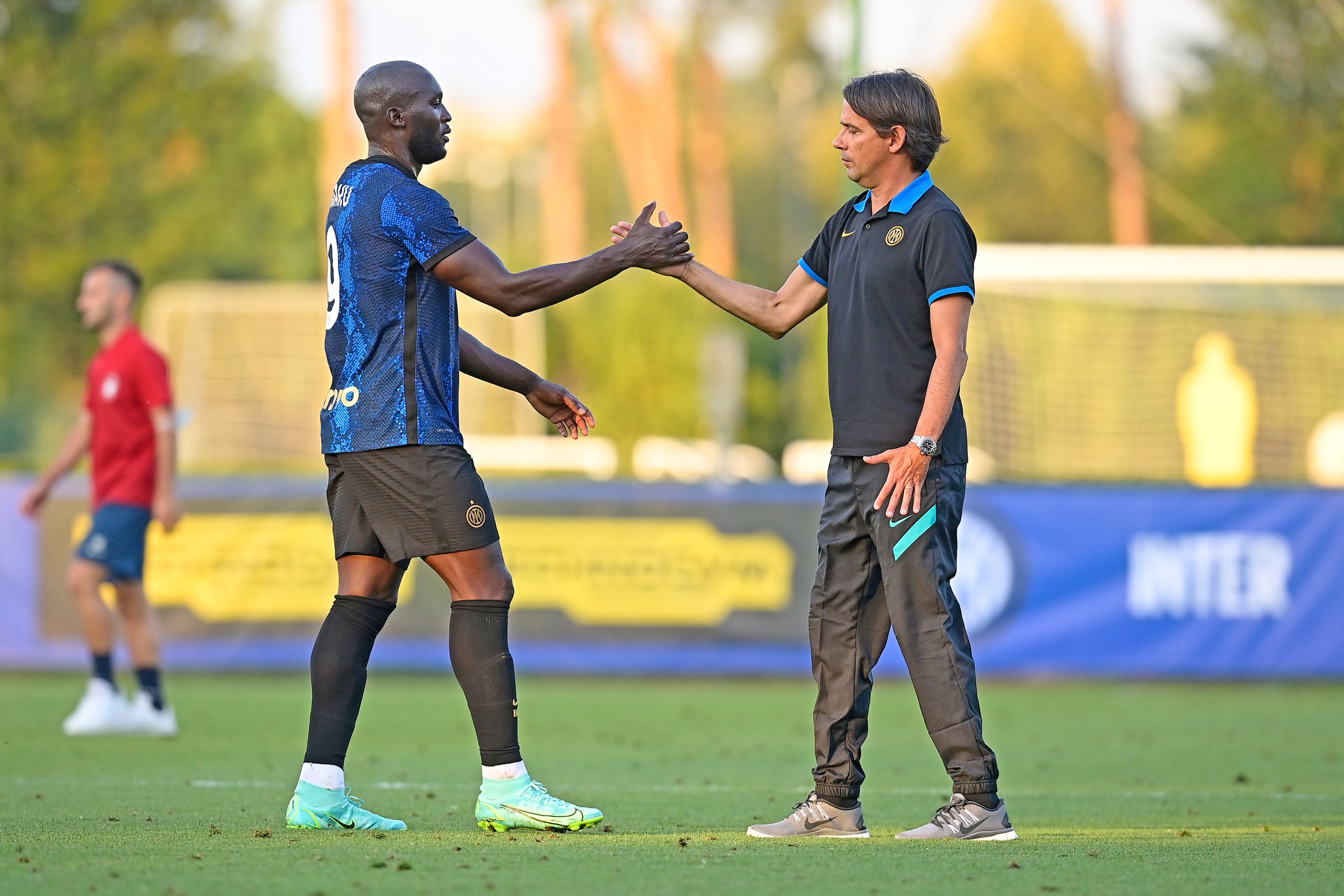 COMO, ITALY - JULY 28: Romelu Lukaku of FC Internazionale and Head Coach Simone Inzaghi of FC Internazionale during the pre-season friendly match between FC Internazionale and FC Crotone at the club's training ground Suning Training Center at Appiano Gentile on July 28, 2021 in Como, Italy. (Photo by Mattia Ozbot - Inter/Inter via Getty Images)