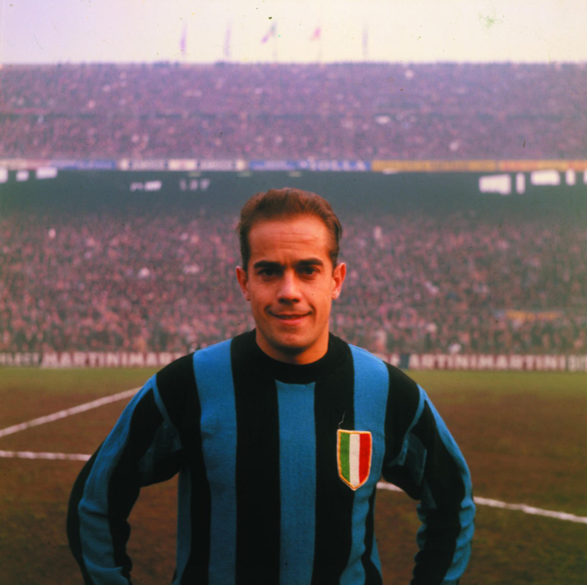 Suarez con la maglia dell'Inter a metà degli anni 1960. WIKIPEDIA +++ ATTENZIONE LA FOTO NON PUO' ESSERE PUBBLICATA O RIPRODOTTA SENZA L'AUTORIZZAZIONE DELLA FONTE DI ORIGINE CUI SI RINVIA+++ NPK +++