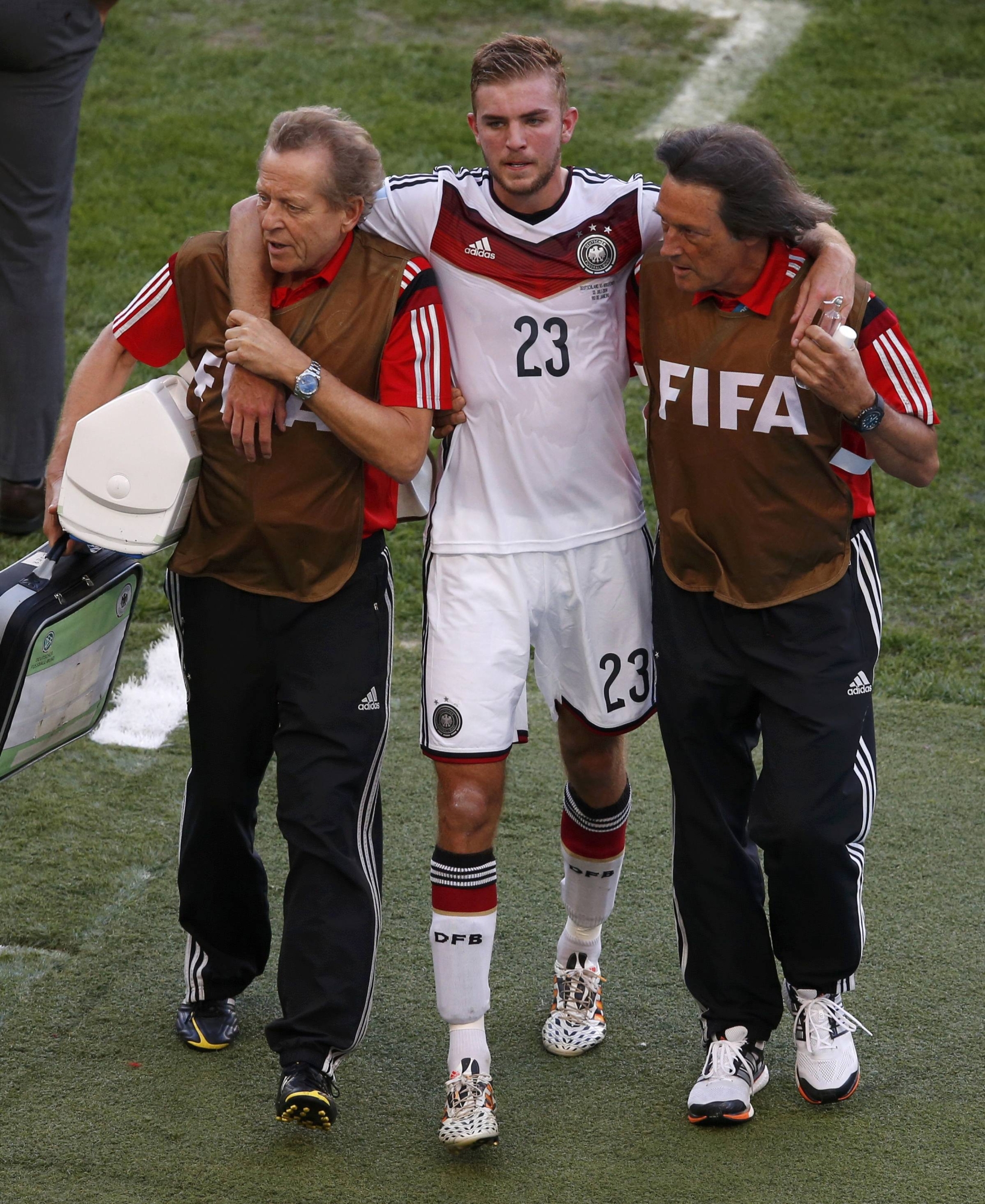 INfortunio Germany's Christoph Kramer (C) leaves the pitch after being injured during their 2014 World Cup final against Argentina at the Maracana stadium in Rio de Janeiro July 13, 2014. REUTERS/David Gray (BRAZIL - Tags: SOCCER SPORT WORLD CUP)