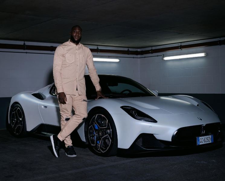 Lukaku e una delle sue Maserati