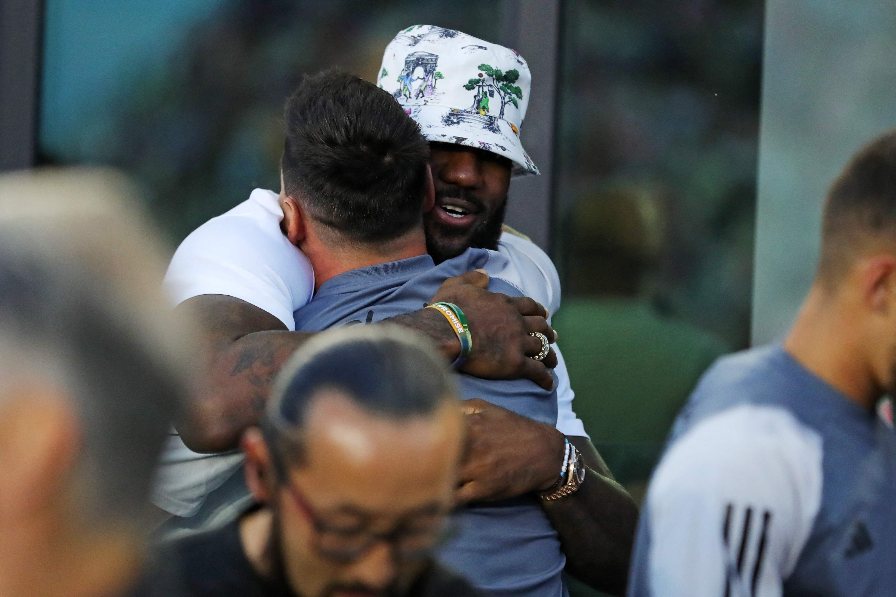 FORT LAUDERDALE, FLORIDA - JULY 21: (L-R) NBA player LeBron James of the Los Angeles Lakers hugs Lionel Messi #10 of Inter Miami CF prior to the Leagues Cup 2023 match between Cruz Azul and Inter Miami CF at DRV PNK Stadium on July 21, 2023 in Fort Lauderdale, Florida.   Megan Briggs/Getty Images/AFP (Photo by Megan Briggs / GETTY IMAGES NORTH AMERICA / Getty Images via AFP)
