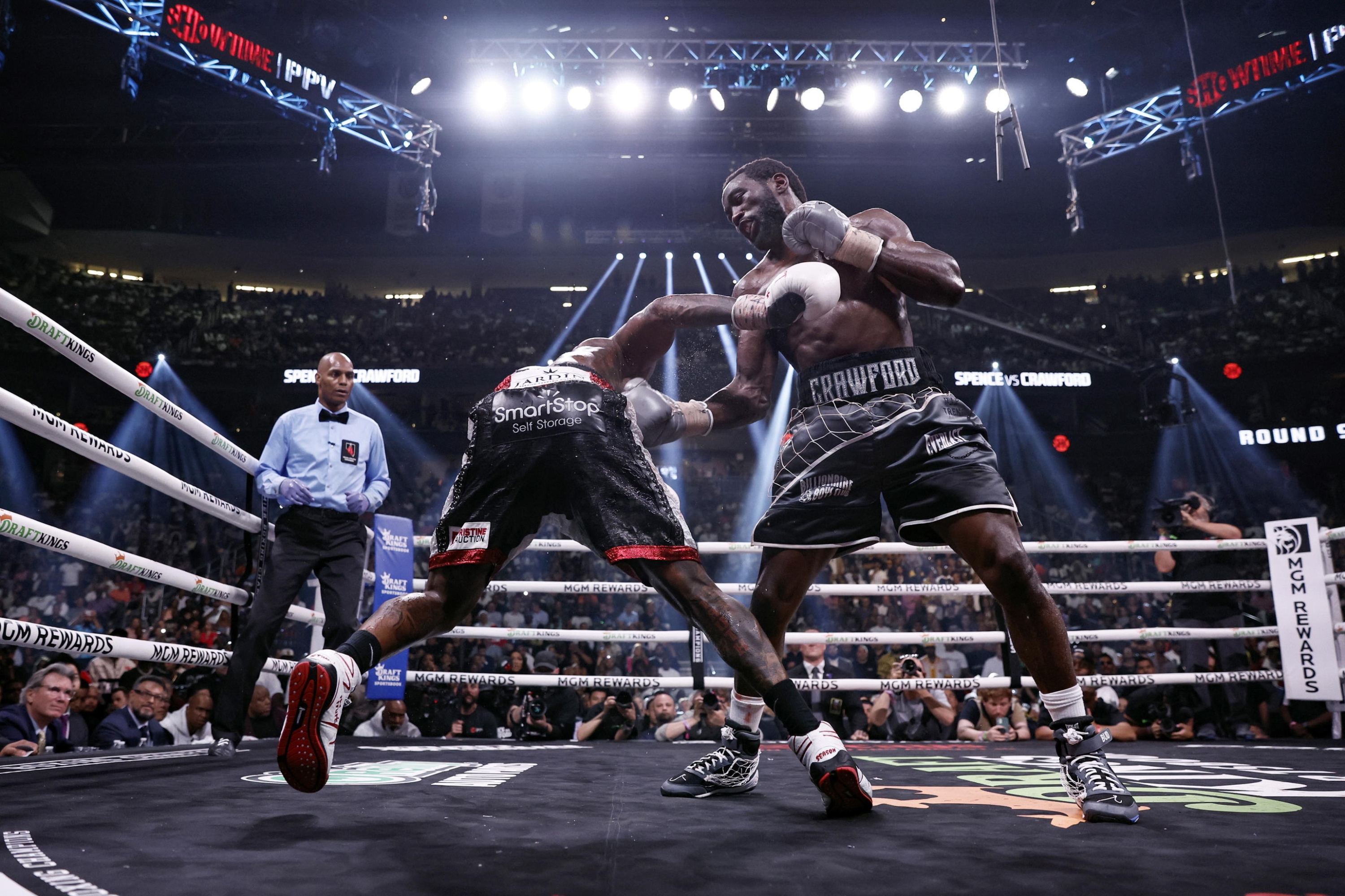 epaselect epa10776366 Terence Crawford of the United States (R) in action against Errol Spence Jr. of the United States during their 12 rounds Undisputed World Welterweight Championship fight at T-Mobile Arena in Las Vegas, Nevada, USA, 29 July 2023.  EPA/ETIENNE LAURENT