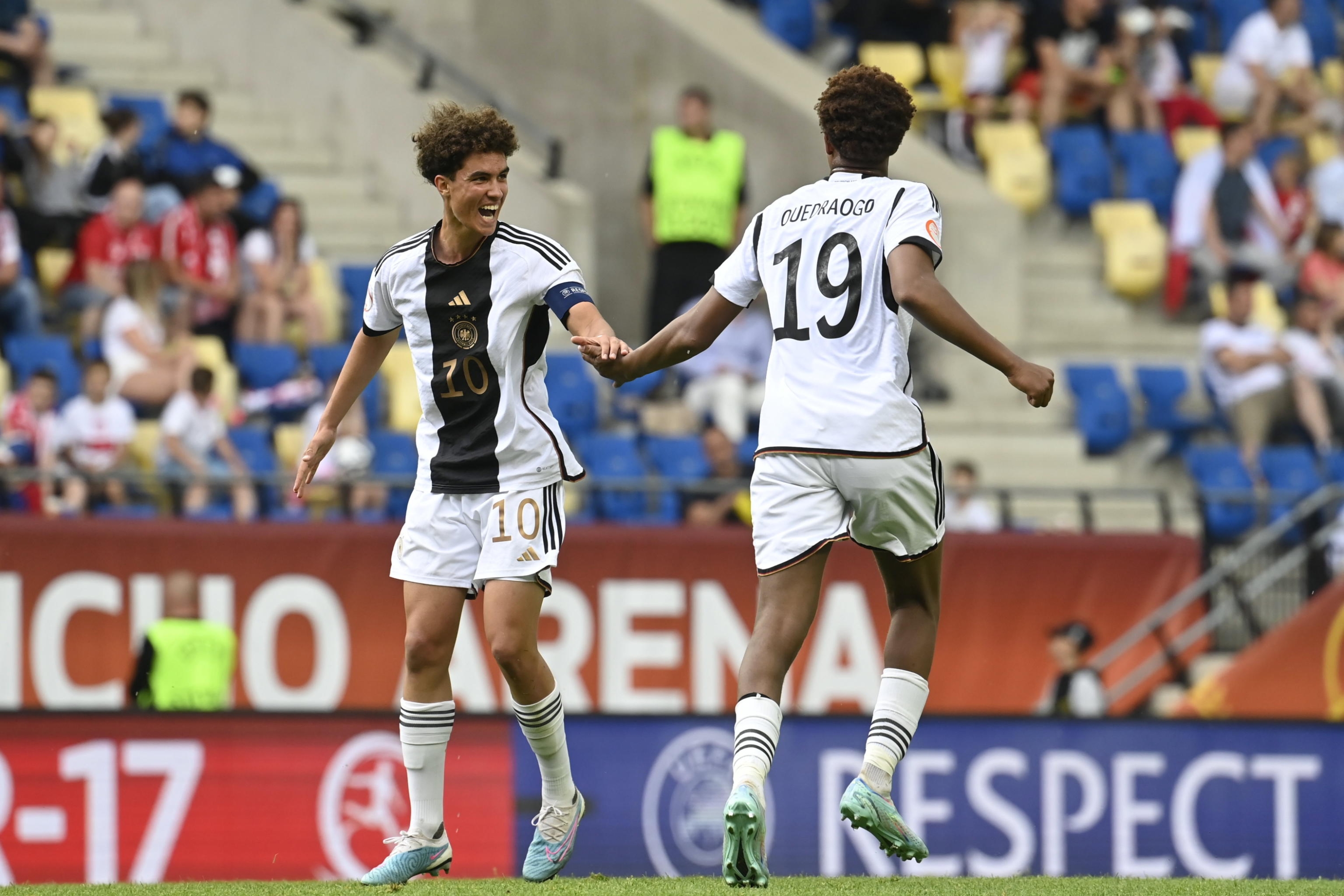 epa10663599 Noah Darvich (L) and Assan Ouedraogo of Germany celebrate at the end of the UEFA European Under-17 Championship semifinal soccer match between Poland and Germany in Felcsut, Hungary, 30 May 2023.  EPA/Tamas Kovacs HUNGARY OUT