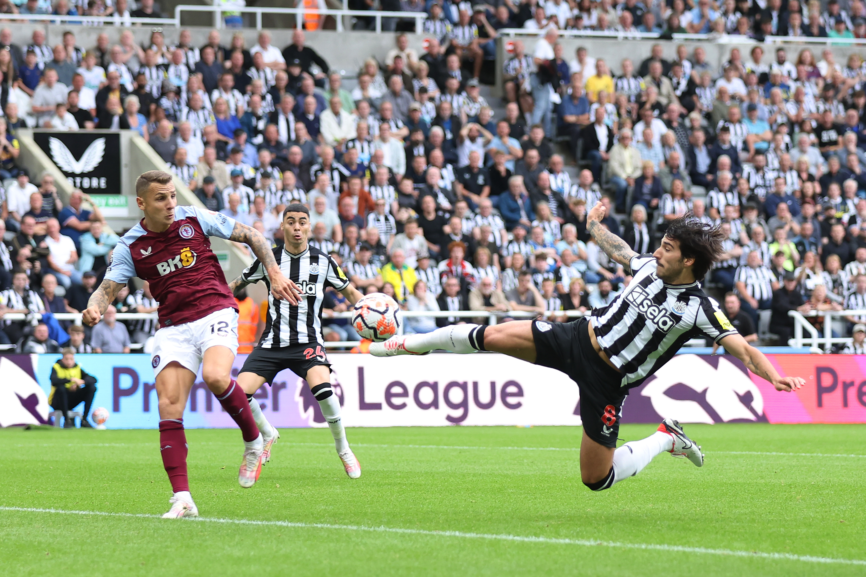 NEWCASTLE UPON TYNE, ENGLAND - AUGUST 12: Sandro Tonali of Newcastle United scores the team's first goal during the Premier League match between Newcastle United and Aston Villa at St. James Park on August 12, 2023 in Newcastle upon Tyne, England. (Photo by George Wood/Getty Images)
