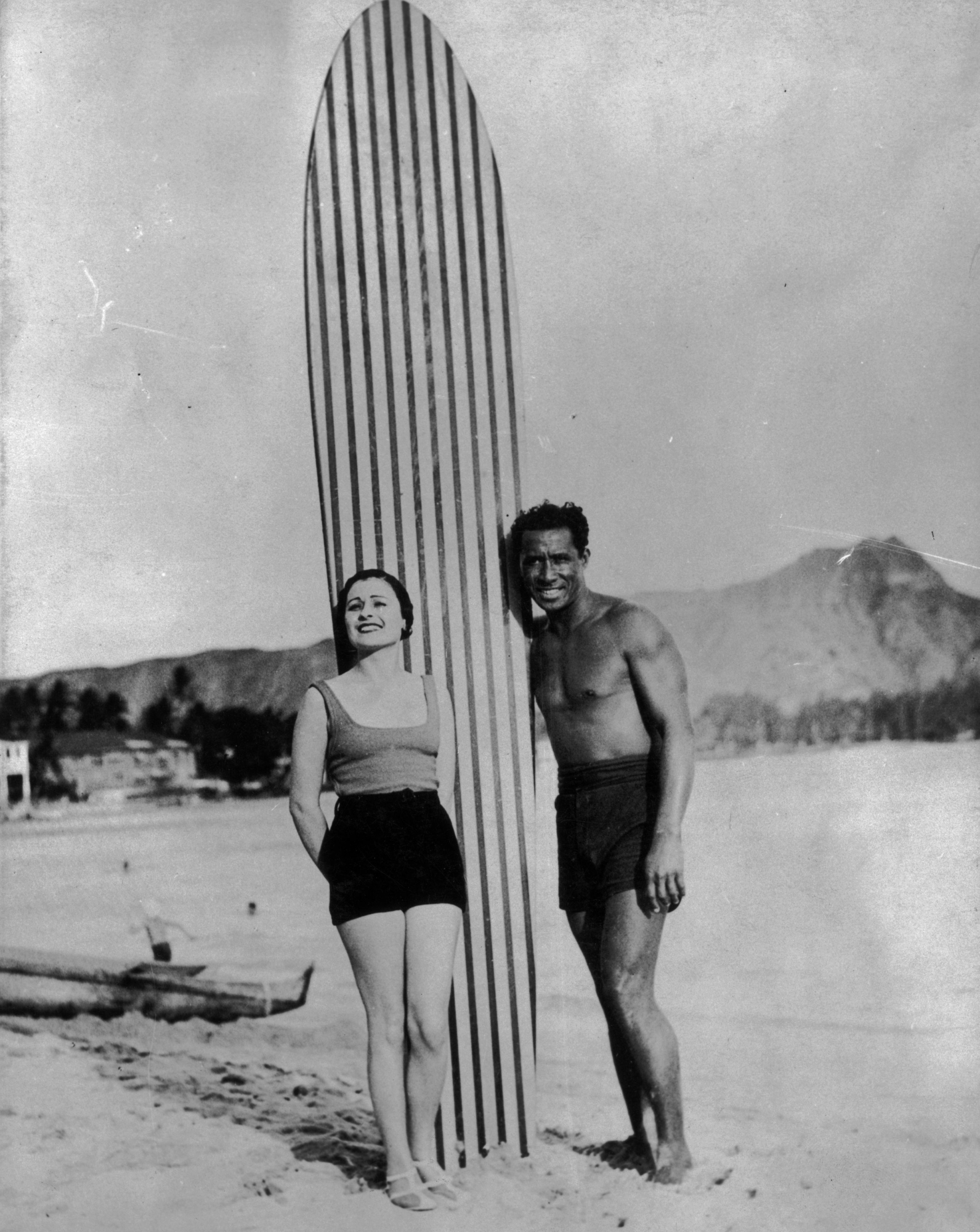 Duke Kahanamoku posa in spiaggia nel 1935. Ph. General Photographic Agency/Getty Images