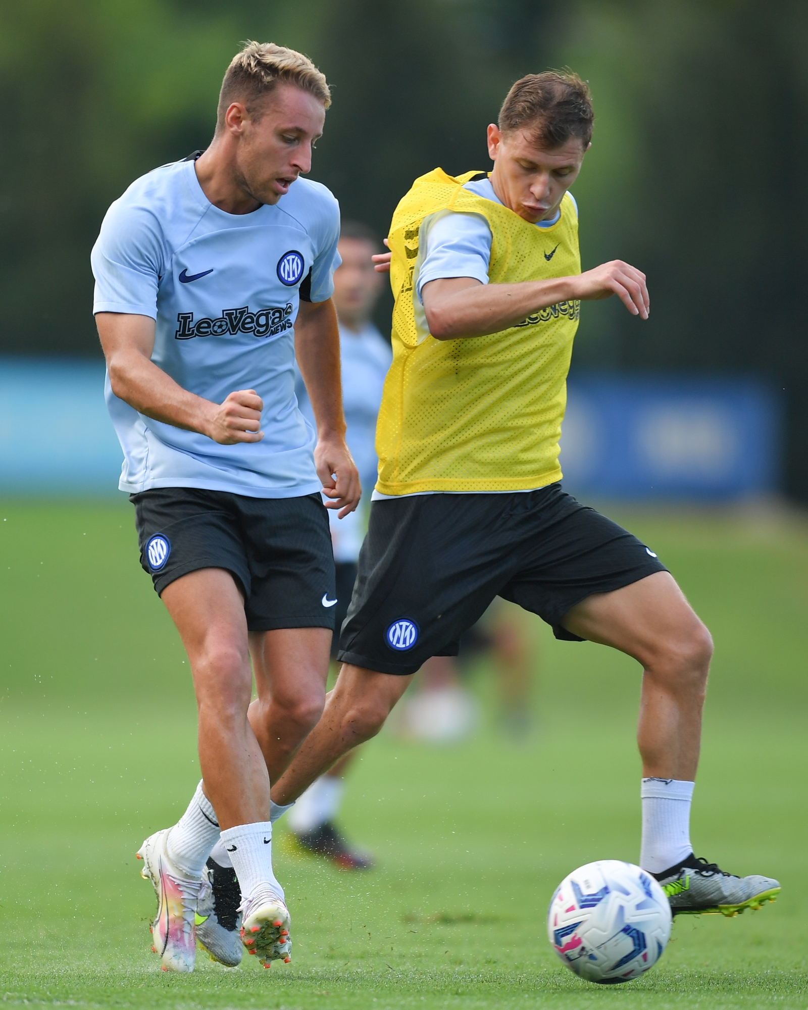 COMO, ITALY - AUGUST 16: Davide Frattesi of FC Internazionale in action during the FC Internazionale training session at Suning Training Center at Appiano Gentile on August 16, 2023 in Como, Italy. (Photo by Mattia Pistoia - Inter/Inter via Getty Images)