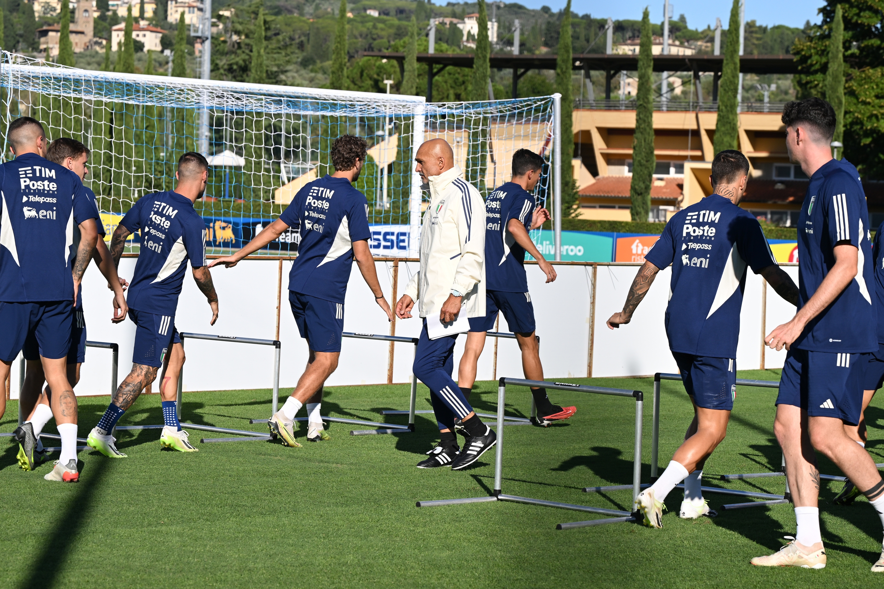 FLORENCE, ITALY - SEPTEMBER 04: Head coach of Italy Luciano Spalletti reacts with players during an Italy Training Session at Centro Tecnico Federale di Coverciano on September 04, 2023 in Florence, Italy. (Photo by Claudio Villa/Getty Images)