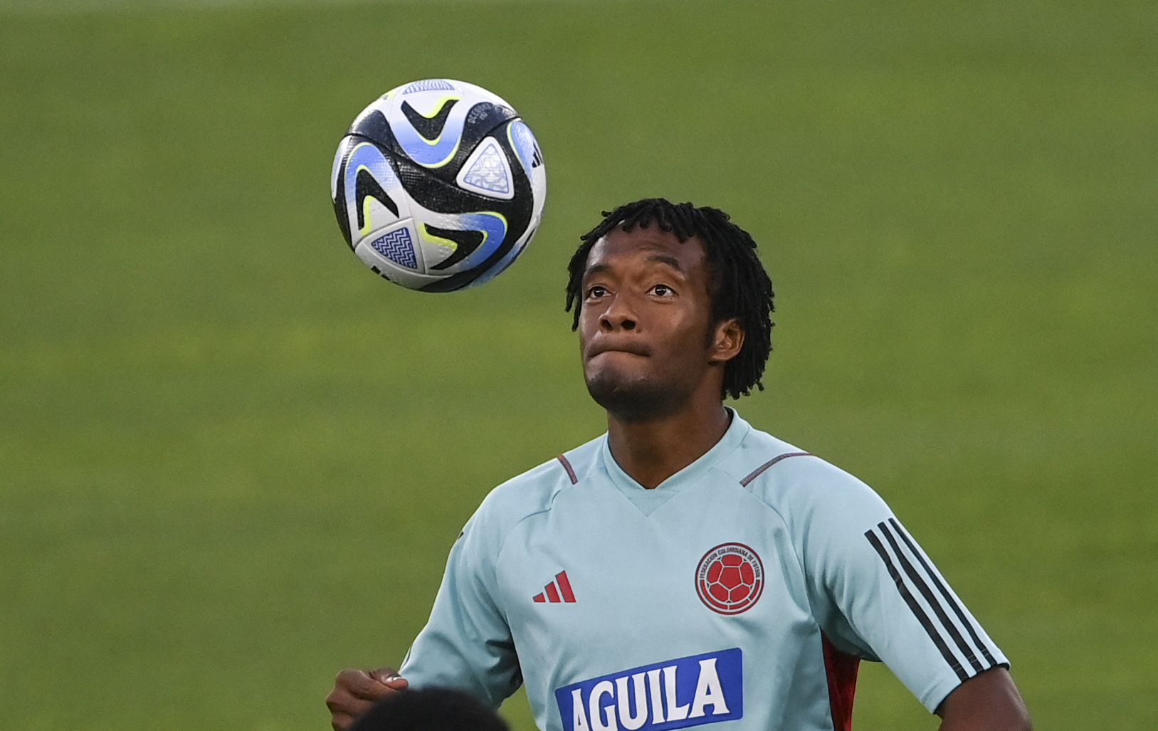 Colombia's midfielder Juan Guillermo Cuadrado eyes the ball during a training session at the Metropolitano Roberto Melendez stadium in Barranquilla, Colombia, on September 6, 2023, on the eve of their 2026 FIFA World Cup Qualifier football match against Venezuela. (Photo by Juan BARRETO / AFP)