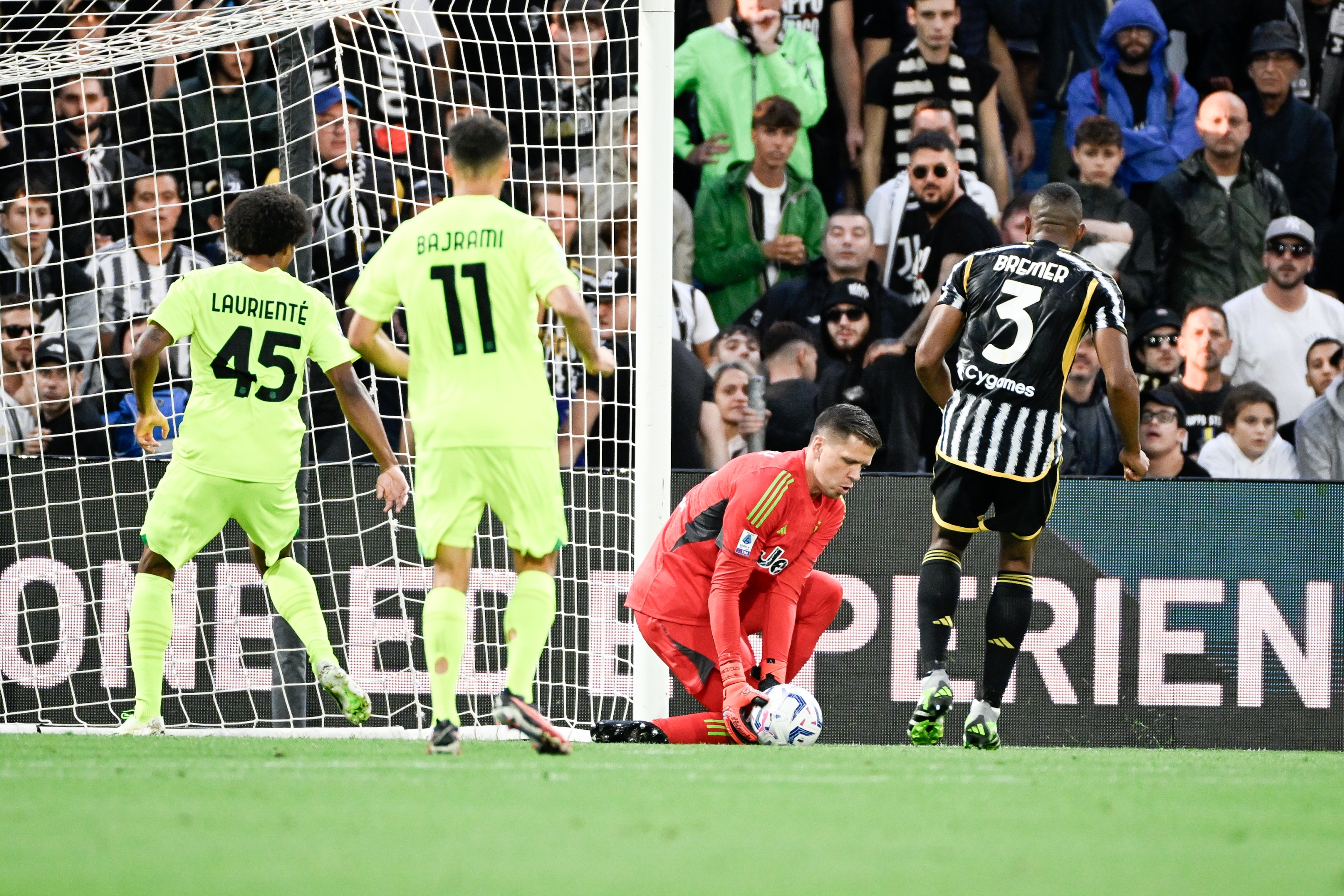 REGGIO NELL'EMILIA, ITALY - SEPTEMBER 23: Wojciech Szczesny of Juventus in action during the Serie A TIM match between US Sassuolo and Juventus at Mapei Stadium - Citta' del Tricolore on September 23, 2023 in Reggio nell'Emilia, Italy. (Photo by Daniele Badolato - Juventus FC/Juventus FC via Getty Images)