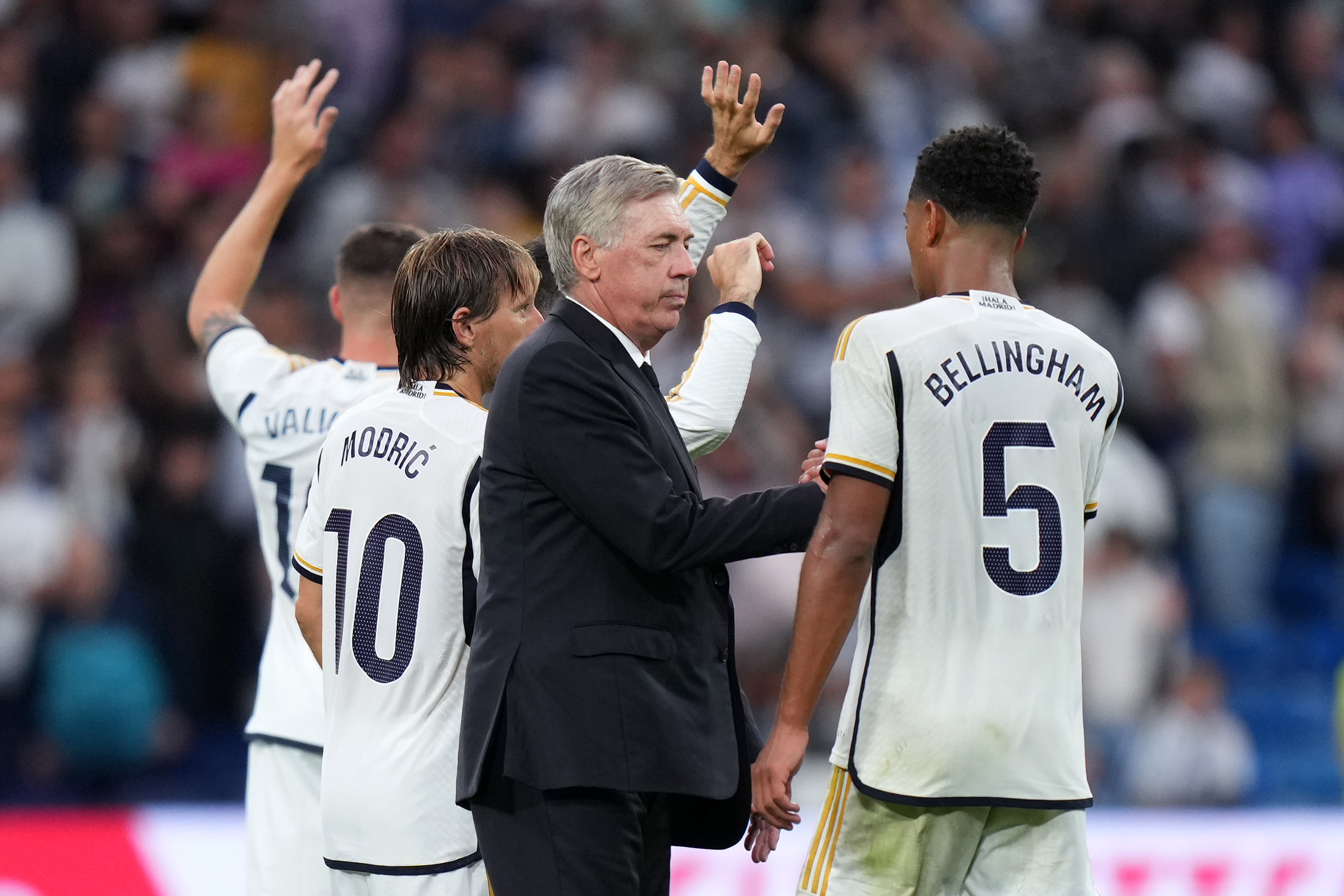 MADRID, SPAIN - SEPTEMBER 02: Carlo Ancelotti, Head Coach of Real Madrid, shakes hands with Jude Bellingham of Real Madrid after the LaLiga EA Sports match between Real Madrid CF and Getafe CF at Estadio Santiago Bernabeu on September 02, 2023 in Madrid, Spain. (Photo by Angel Martinez/Getty Images)