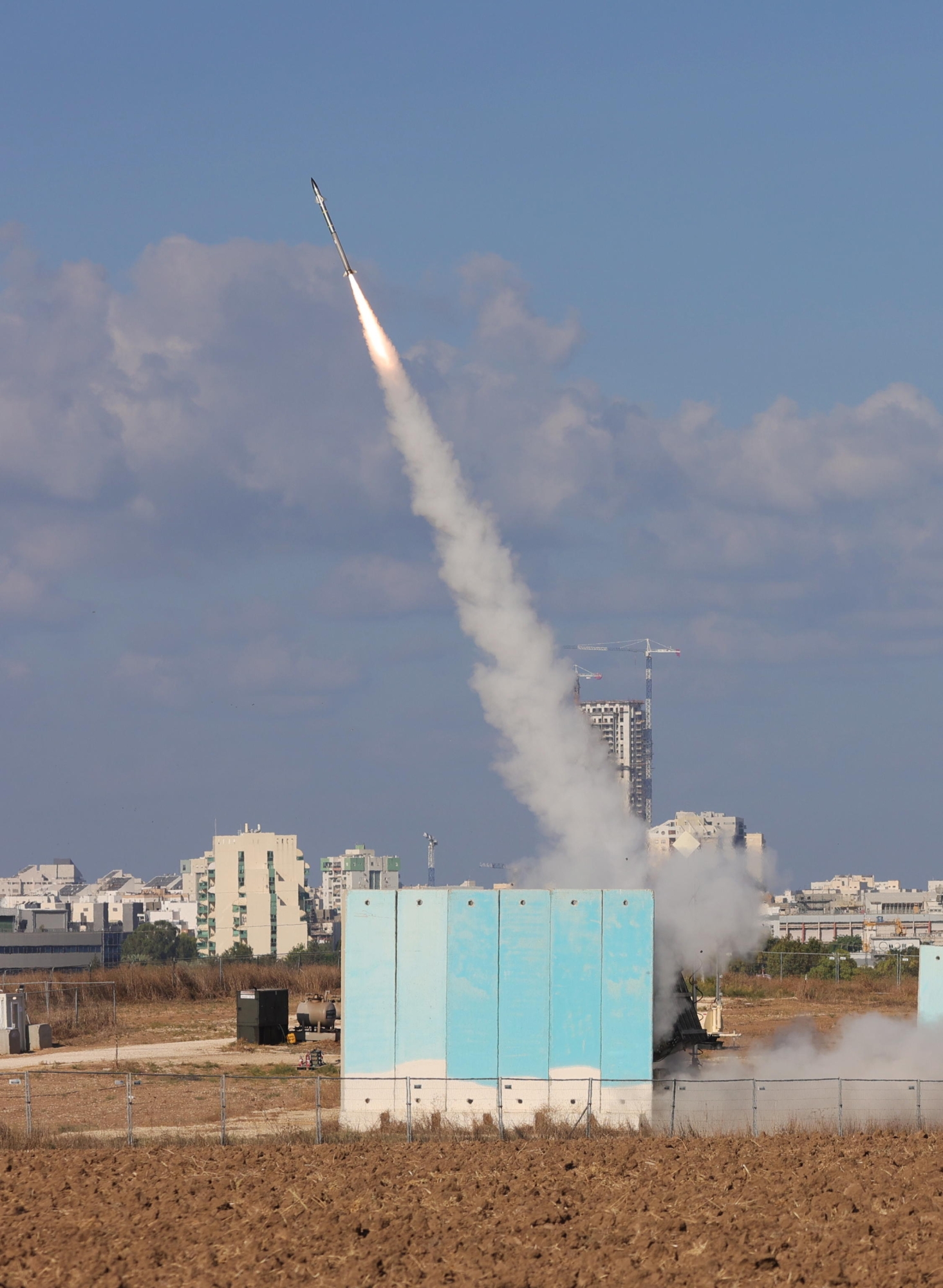 epa10904643 An Iron Dome counter attack in Ashdod following rocket launches from Gaza, 07 October 2023. Rocket barrages were launched from the Gaza Strip early Saturday in a surprise attack claimed by the Islamist movement Hamas.  EPA/ABIR SULTAN