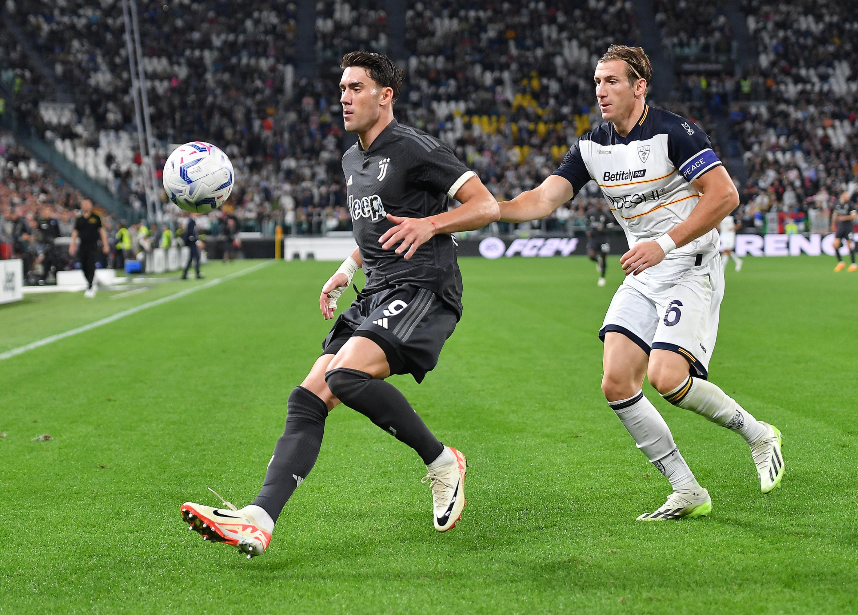 Juventus' Dusan Vlahovic and Lecce's Federico Baschirotto in action during the italian Serie A soccer match Juventus FC vs US Lecce at the Allianz Stadium in Turin, Italy, 26 september 2023 ANSA/ALESSANDRO DI MARCO