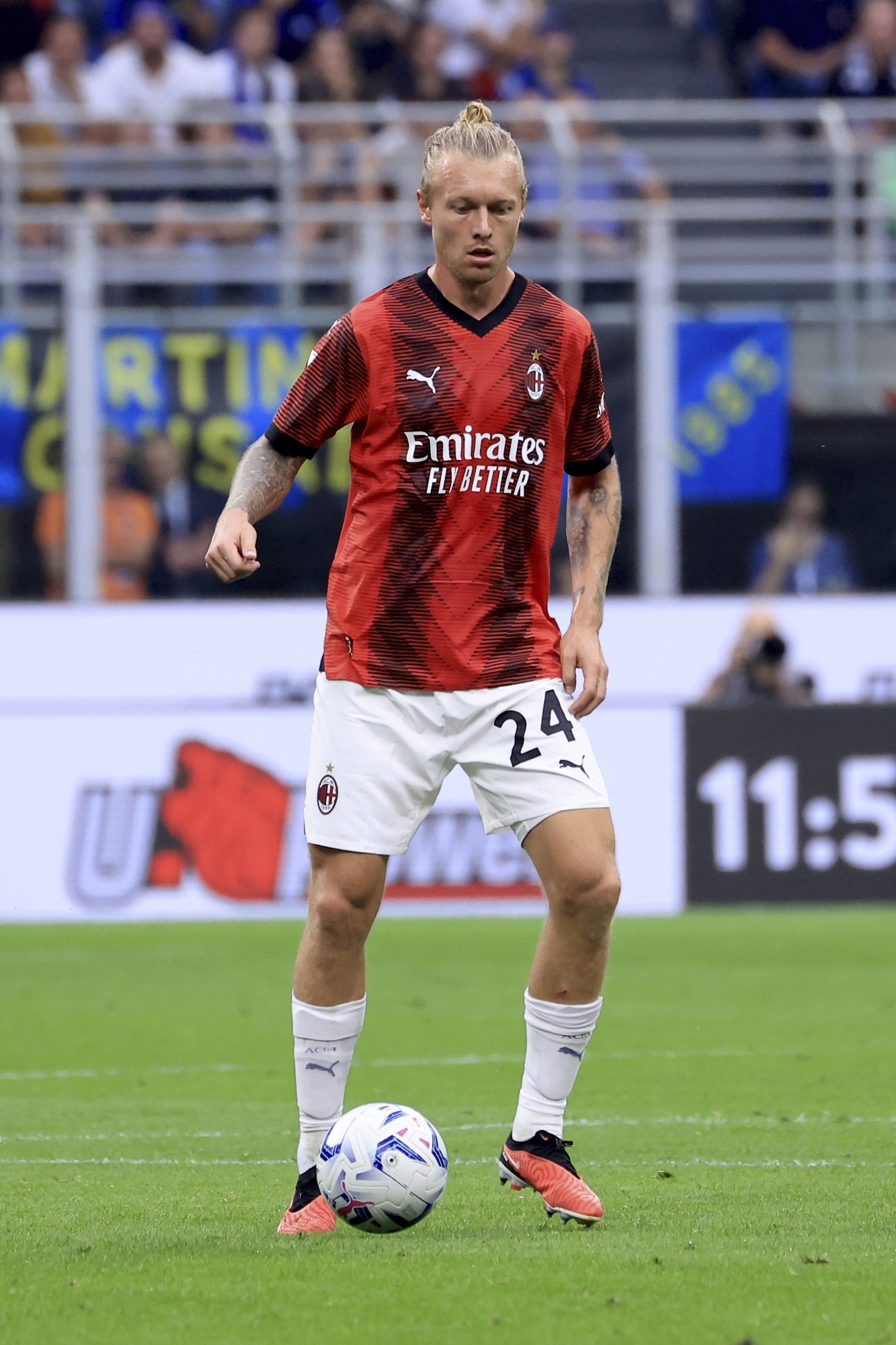 MILAN, ITALY - SEPTEMBER 16: Simon Kjaer of AC Milan in action during the Serie A TIM match between FC Internazionale and AC Milan at Stadio Giuseppe Meazza on September 16, 2023 in Milan, Italy. (Photo by Giuseppe Cottini/AC Milan via Getty Images )
