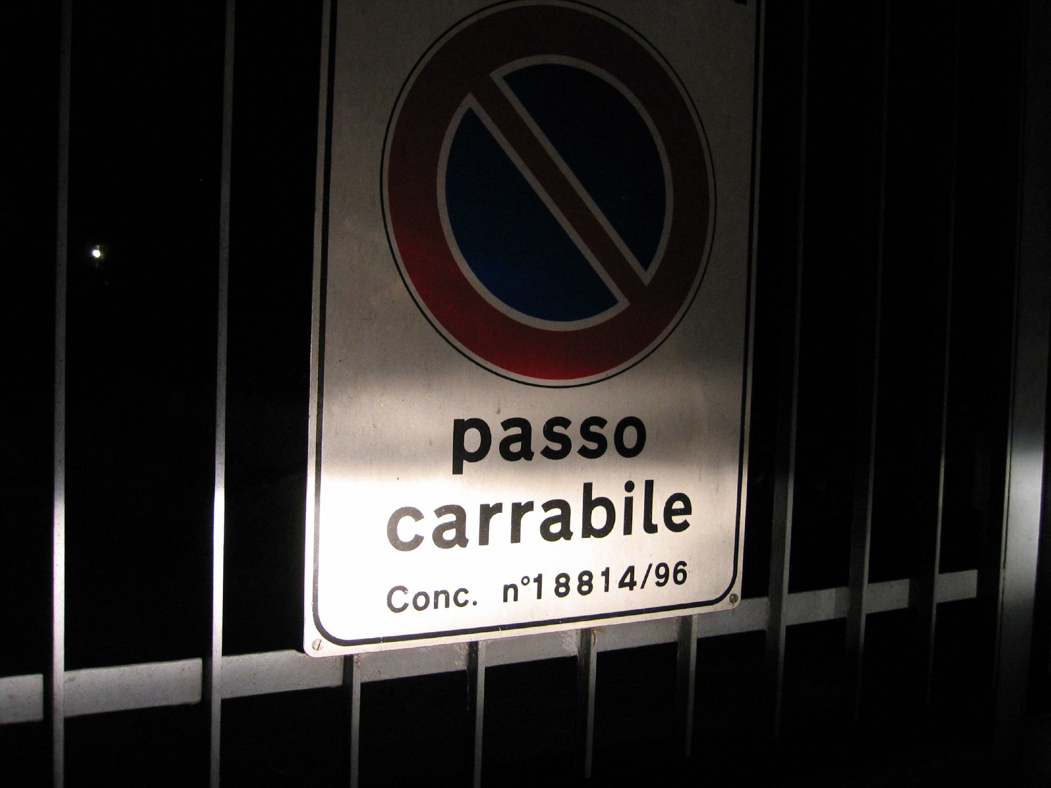 il segnale raffigurato indica lo sbocco di un passo carrabile