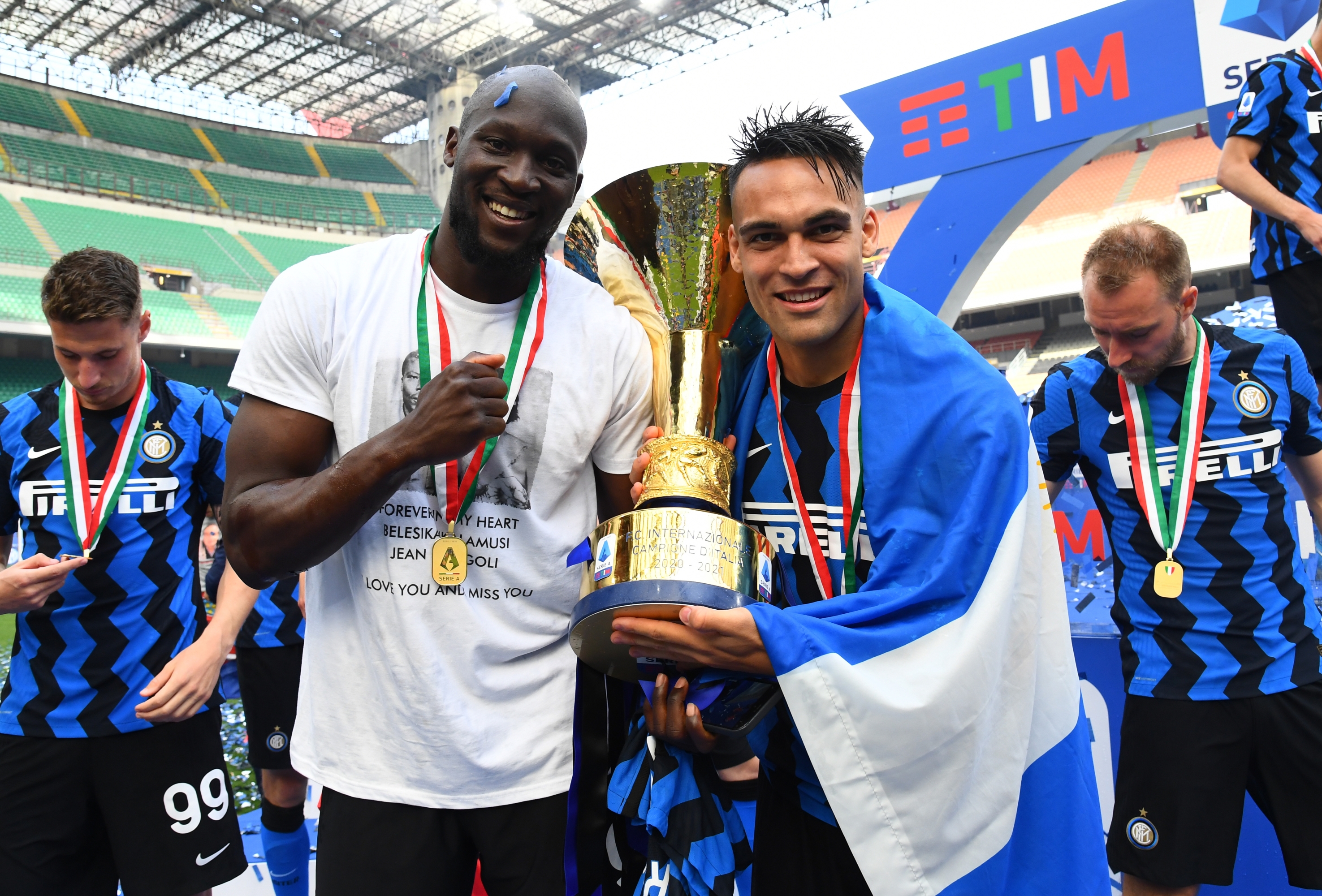 MILAN, ITALY - MAY 23:  Romelu Lukaku and Lautaro Martinez of FC Internazionale pose with the trophy for the victory of "scudetto" at the end of the last Serie A match between FC Internazionale Milano and Udinese Calcio at Stadio Giuseppe Meazza on May 23, 2021 in Milan, Italy. Sporting stadiums around Italy remain under strict restrictions due to the Coronavirus Pandemic as Government social distancing laws prohibit fans inside venues resulting in games being played behind closed doors (Photo by Claudio Villa - Inter/Inter via Getty Images)