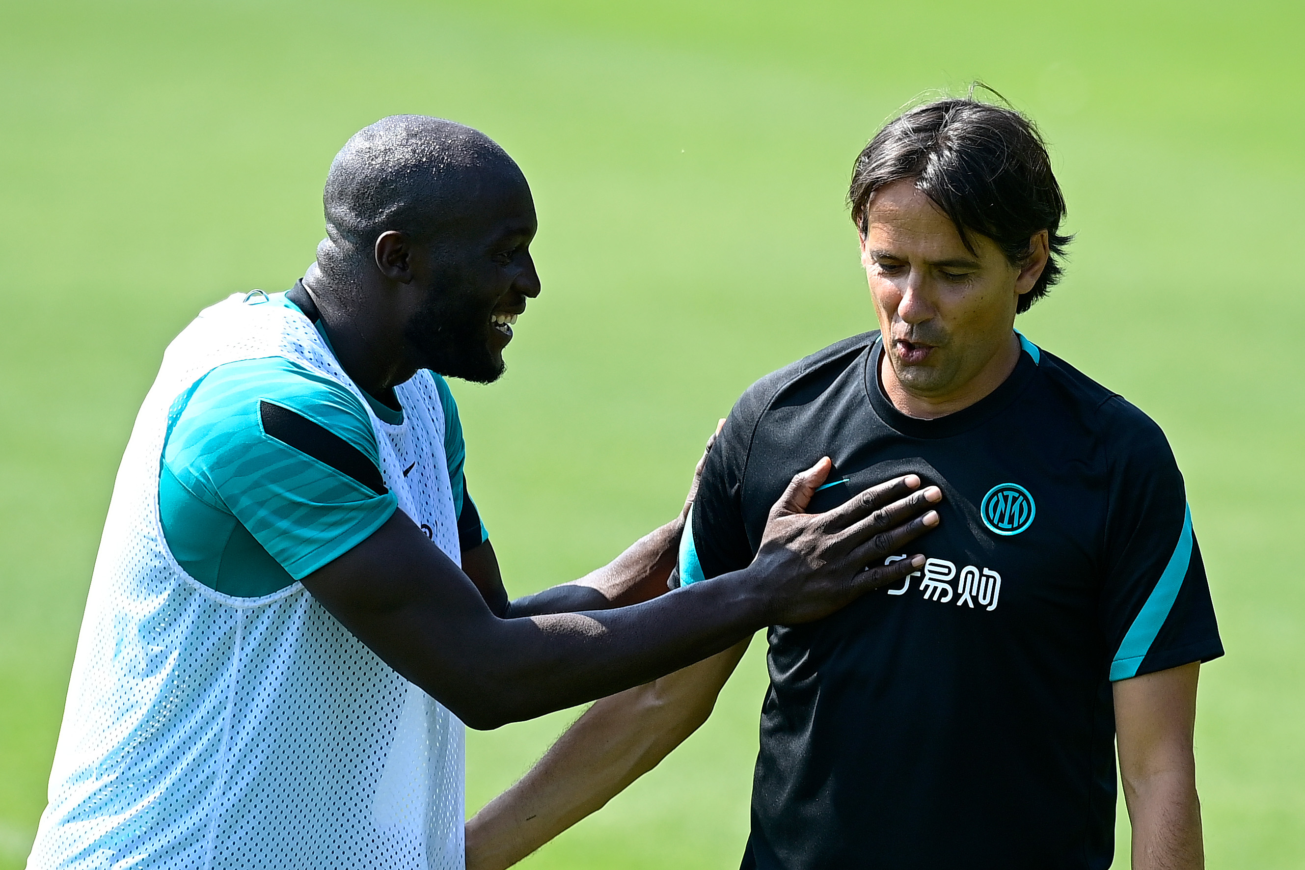 COMO, ITALY - JULY 29: Romelu Lukaku of FC Internazionale and Head Coach Simone Inzaghi of FC Internazionale smile during the FC Internazionale training session at the club's training ground Suning Training Center at Appiano Gentile on July 29, 2021 in Como, Italy. (Photo by Mattia Ozbot - Inter/Inter via Getty Images)