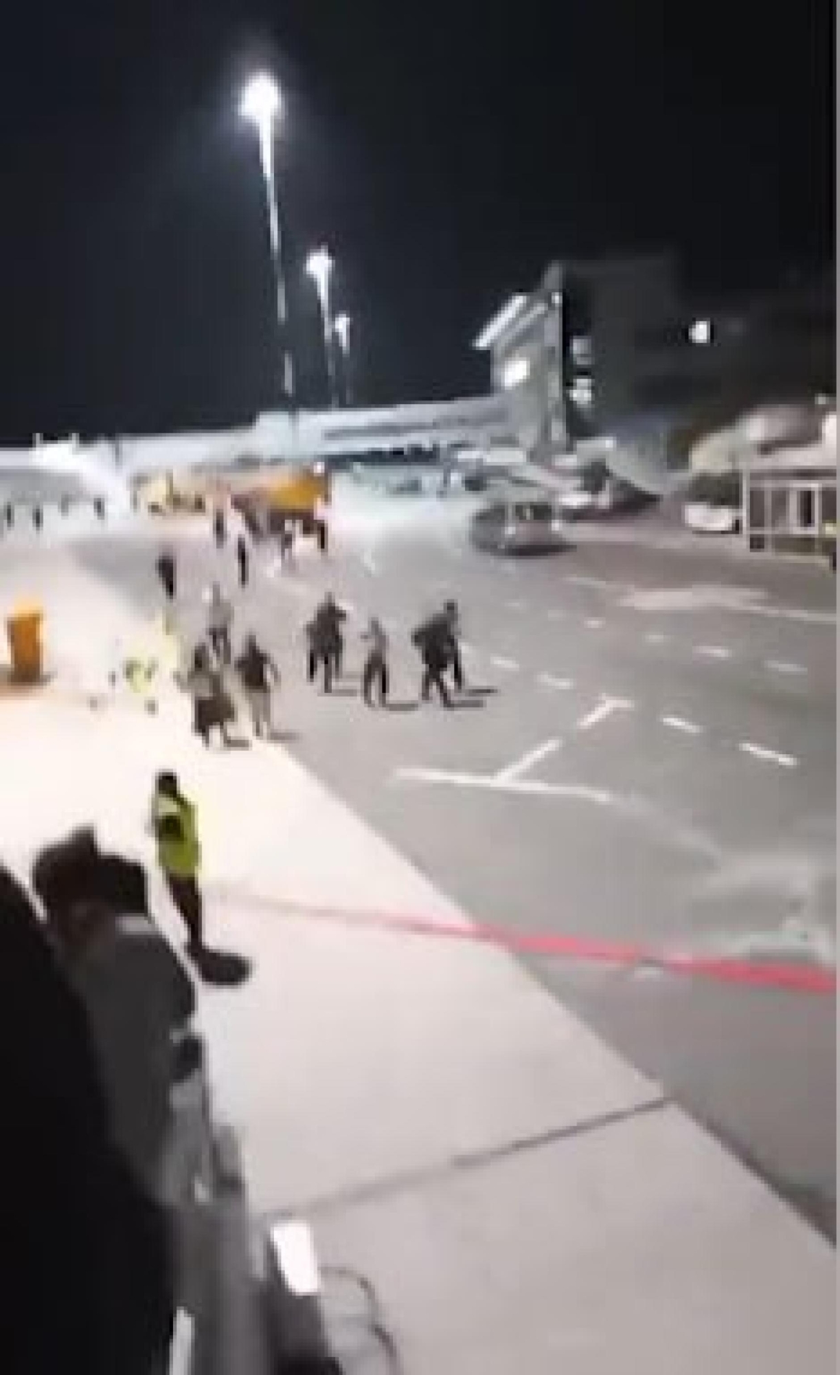 In un frame decine di manifestanti si sono riversate nell'aeroporto di Makhachkala, nella repubblica russa del Daghestan, per scagliarsi contro l'arrivo di un volo da Israele. Lo riferiscono media russi come Sota e Astra che mostrano anche i video dell'incursione, dove si vedono persone correre nel terminal sventolando bandiere palestinesi. +++ OSINT +++ ATTEZIONE LA FOTO NON PUO' ESSERE RIPRODOTTA SENZA L'AUTORIZZAZIONE DELLA FONTE CUI SI RINVIA +++ NPK +++