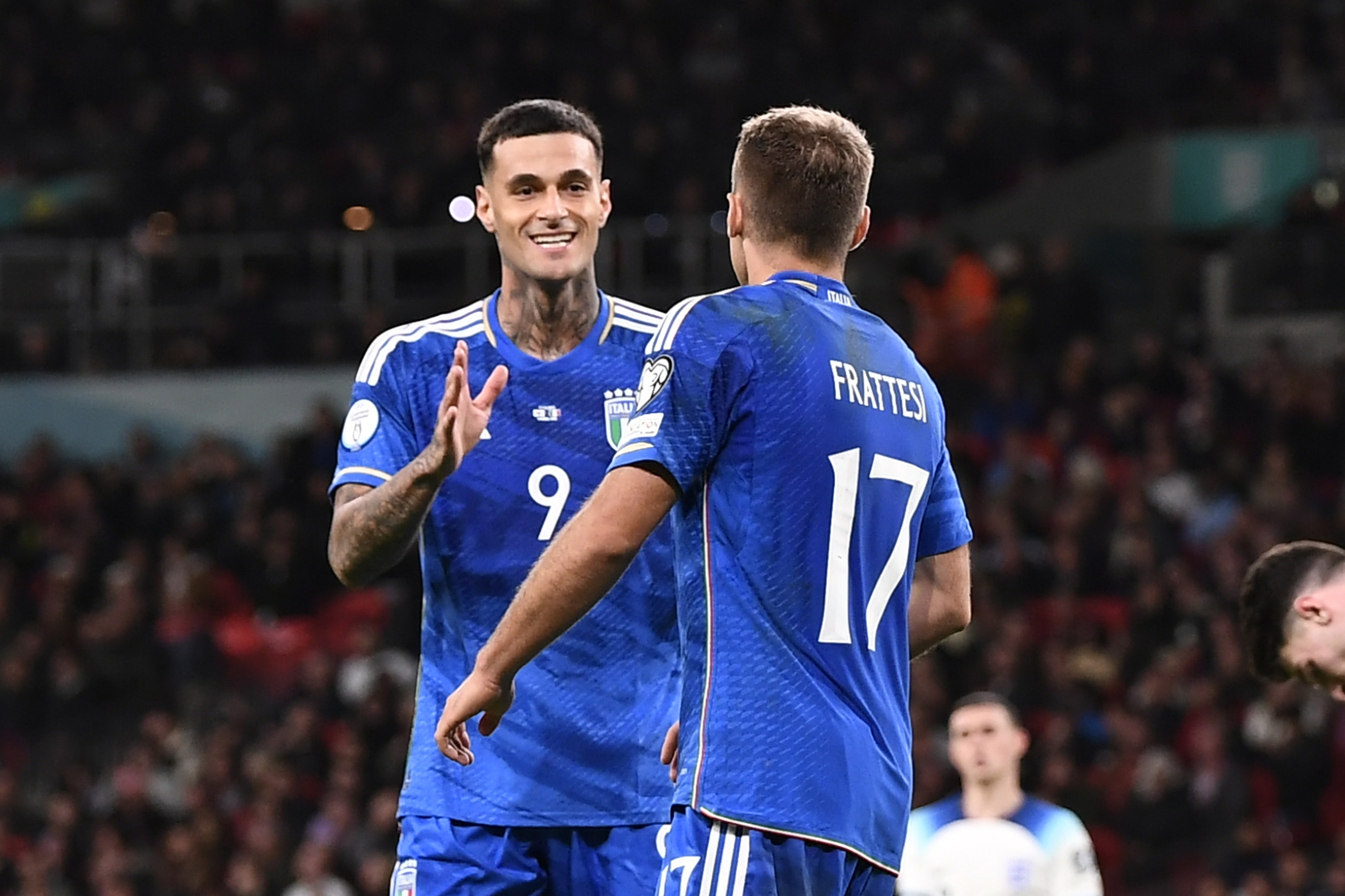 Foto Fabio Ferrari/LaPresse 17 Ottobre 2023 - Londra, Inghilterra - sport, calcio - Inghilterra vs Italia - Qualificazioni Euro 2024 - Group C - Stadio Wembley. Nella foto: Gianluca Scamacca (Italy) , Davide Frattesi (Italy)  October 17, 2023 London, United Kingdom - sport, calcio -England vs Italy -European Qualifiers 2024 - Group C - Wembley Stadium. In the pic: Gianluca Scamacca (Italy) , Davide Frattesi (Italy)