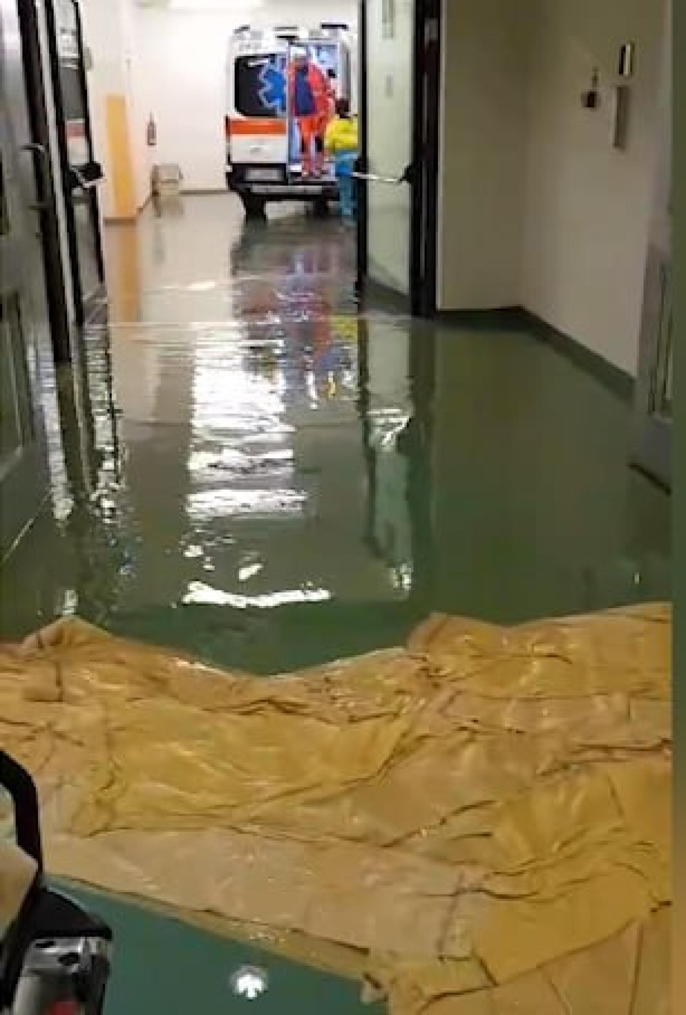 Fermoimmagine di un video virale sui social in cui si vede l'interno dell'ospedale di Prato con le corsie completamente allagate dopo l'esondazione del fiume Bisenzio a Santa Lucia nella notte tra il 2 e il 3 novembre 2023.