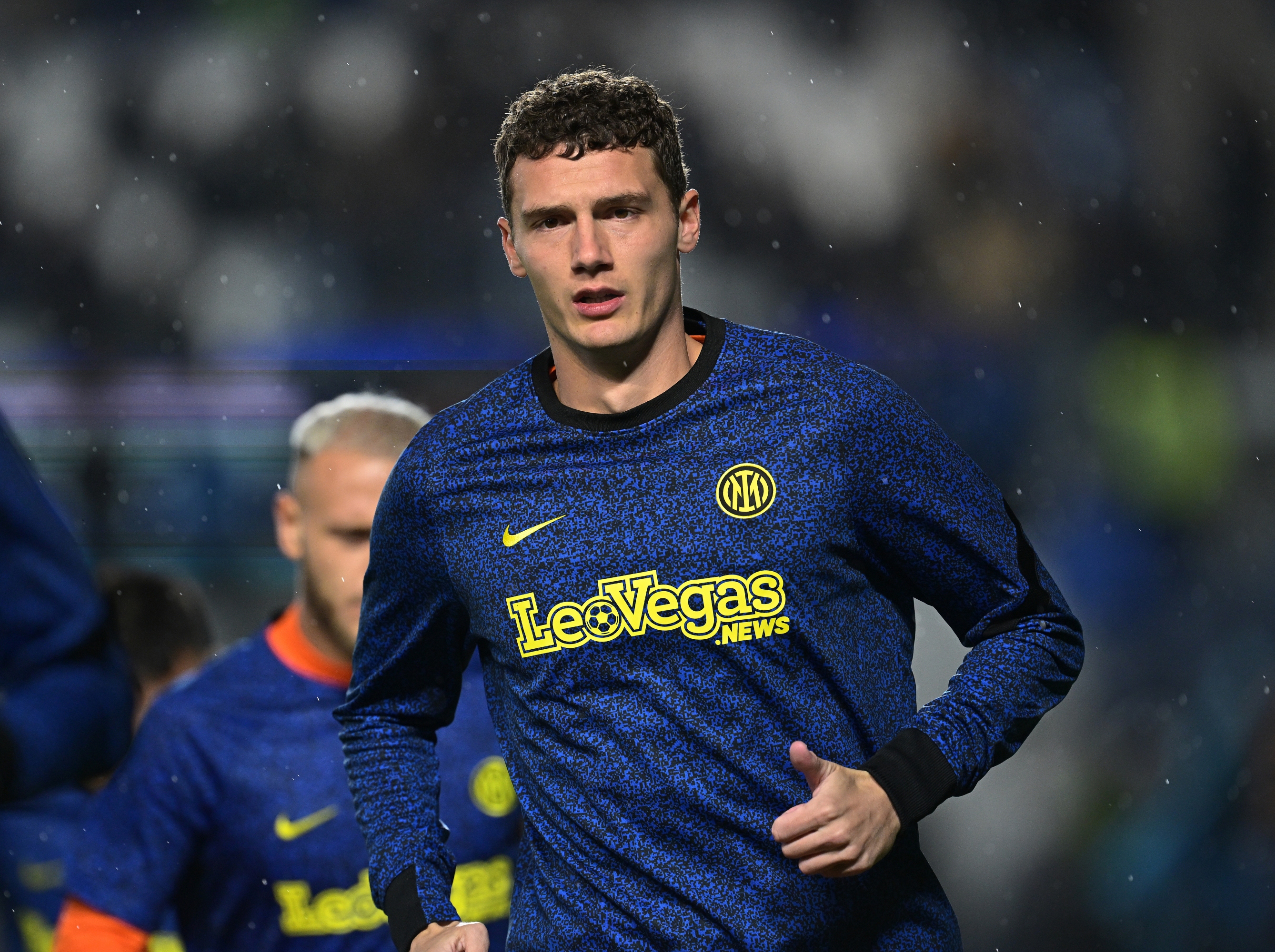 BERGAMO, ITALY - NOVEMBER 04:  Benjamin Pavard of FC Internazionale warms up ahead before the Serie A TIM match between Atalanta BC and FC Internazionale at Gewiss Stadium on November 04, 2023 in Bergamo, Italy. (Photo by Mattia Ozbot - Inter/Inter via Getty Images)