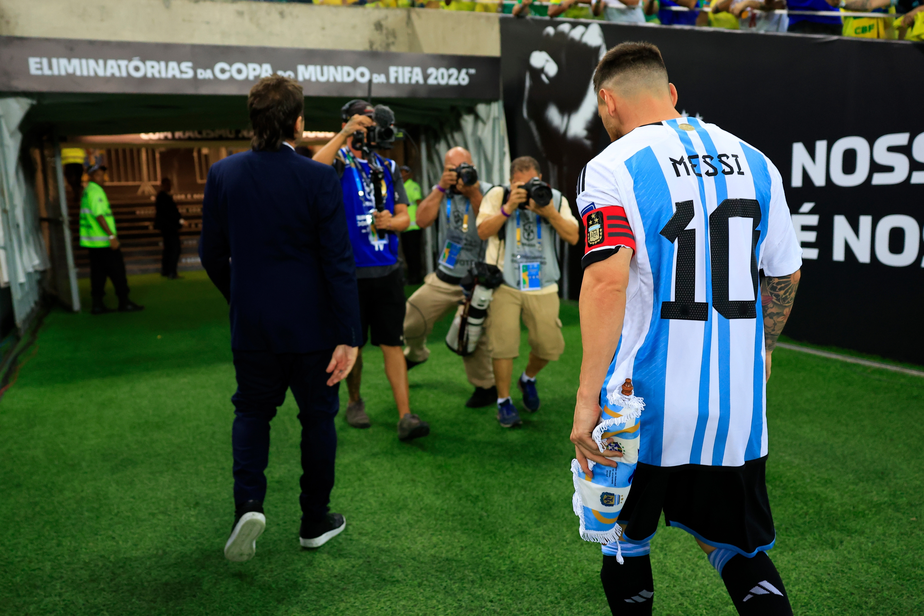 RIO DE JANEIRO, BRAZIL - NOVEMBER 21: Lionel Messi of Argentina leaves the pitch into the dressing room as the match was delayed due to incidents in the stands during a FIFA World Cup 2026 Qualifier match between Brazil and Argentina at Maracana Stadium on November 21, 2023 in Rio de Janeiro, Brazil. (Photo by Buda Mendes/Getty Images)