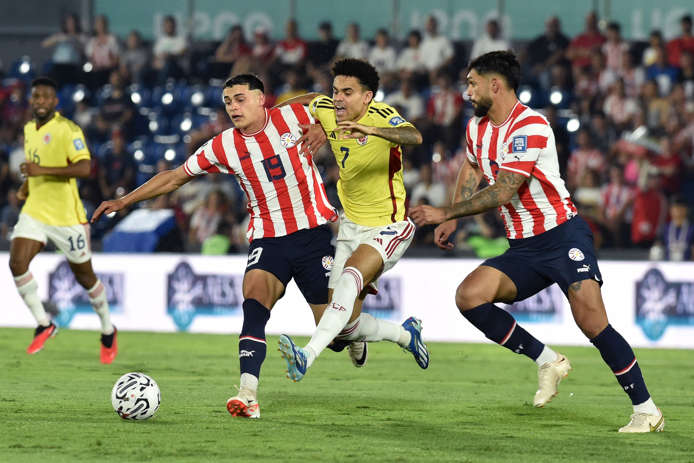 Paraguay's forward Ramon Sosa (L) fights for the ball with Colombia's forward Luis Diaz during the 2026 FIFA World Cup South American qualification football match between Paraguay and Colombia at the Defensores del Chaco stadium in Asuncion on November 21, 2023. (Photo by NORBERTO DUARTE / AFP)