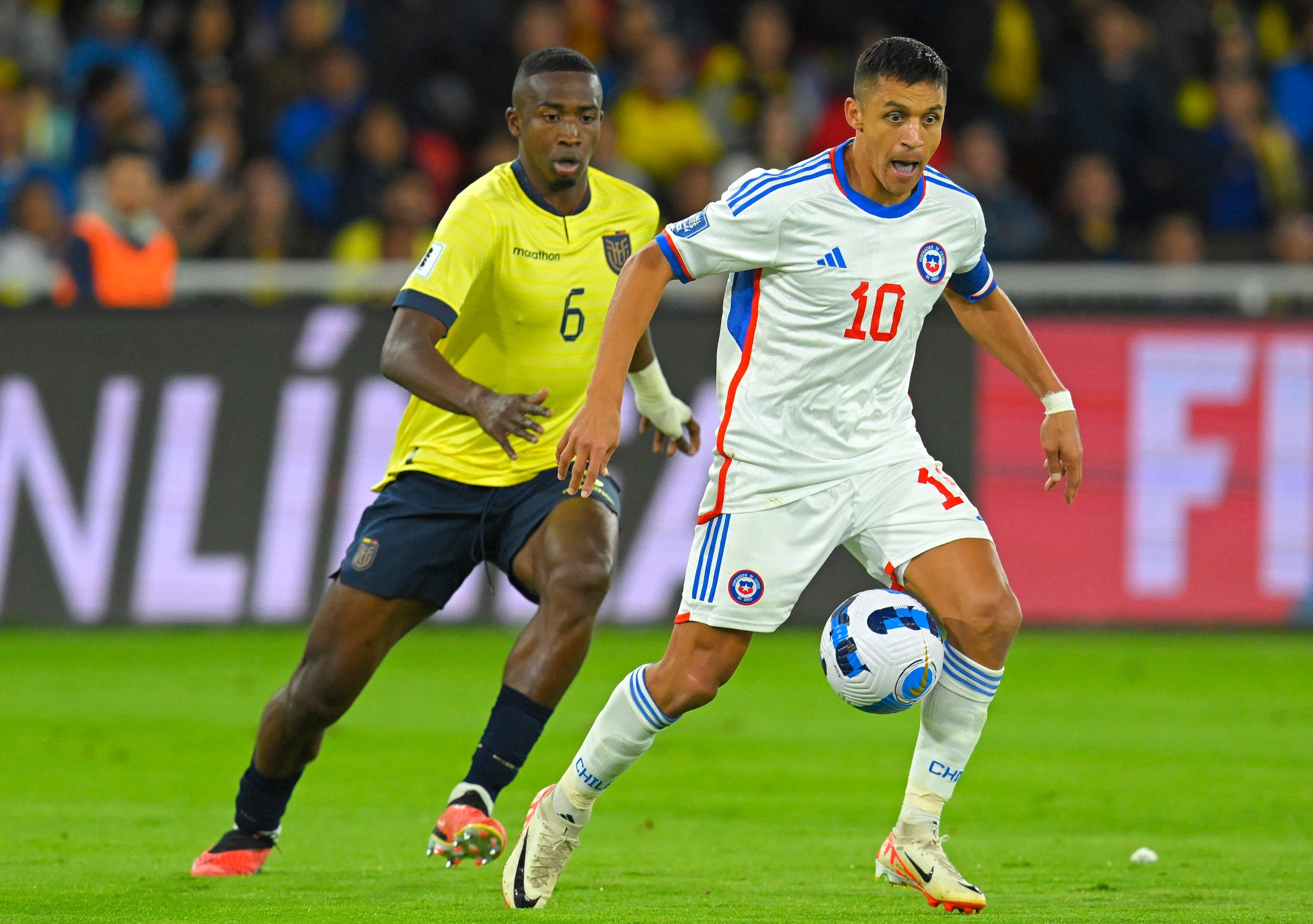 Chile's forward Alexis Sanchez (R) controls the ball in front of Ecuador's defender Willian Pacho during the 2026 FIFA World Cup South American qualification football match between Ecuador and Chile at the Rodrigo Paz Delgado Stadium in Quito on November 21, 2023. (Photo by Rodrigo BUENDIA / AFP)