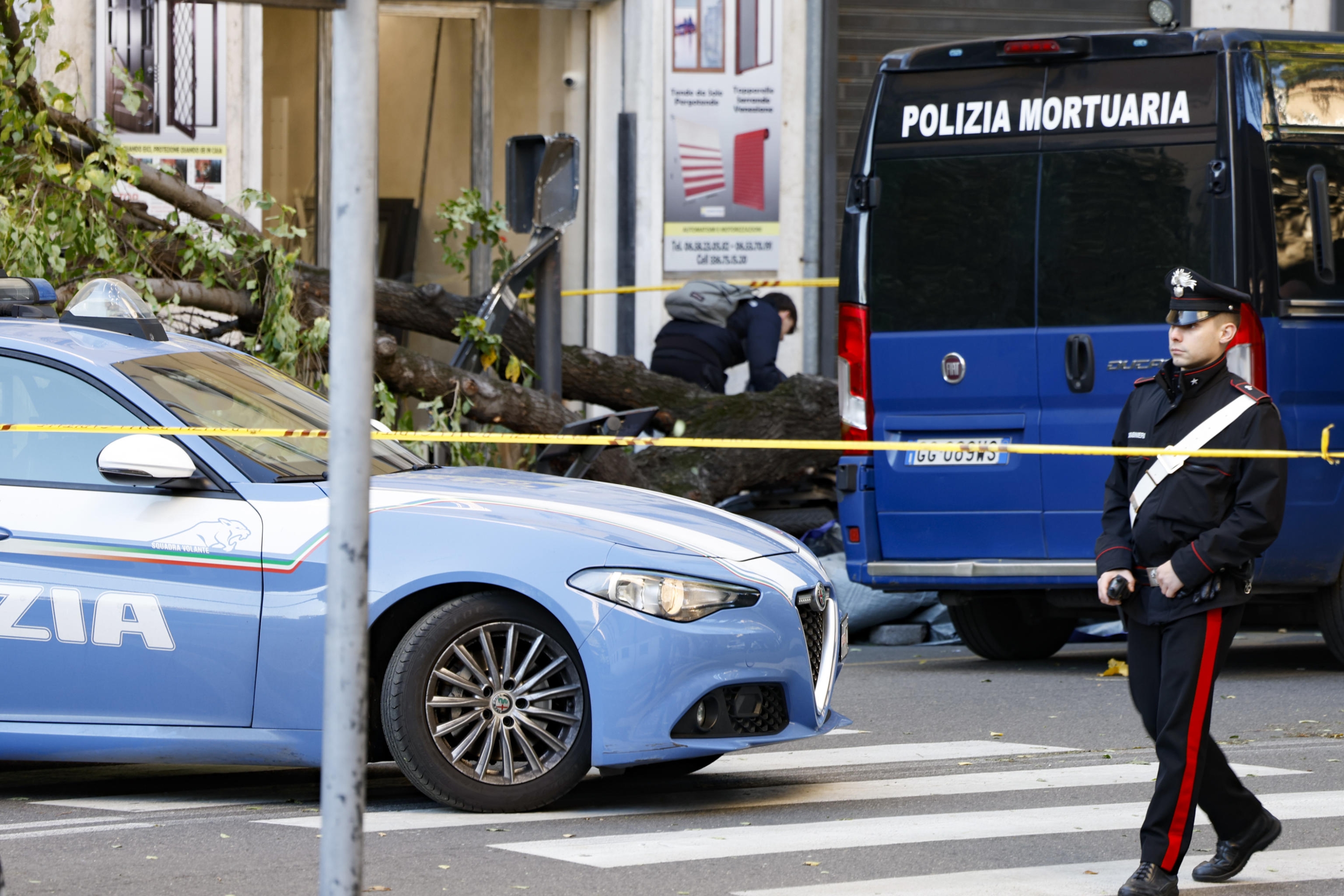 Una donna è morta dopo essere stata colpita da un albero in via di Donna Olimpia, in zona Gianicolense, a Roma. E' accaduto Roma 25 novembre 2023. ANSA/FABIO FRUSTACI