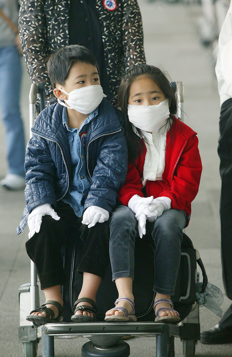 Polmonite Cina bambini con mascherina