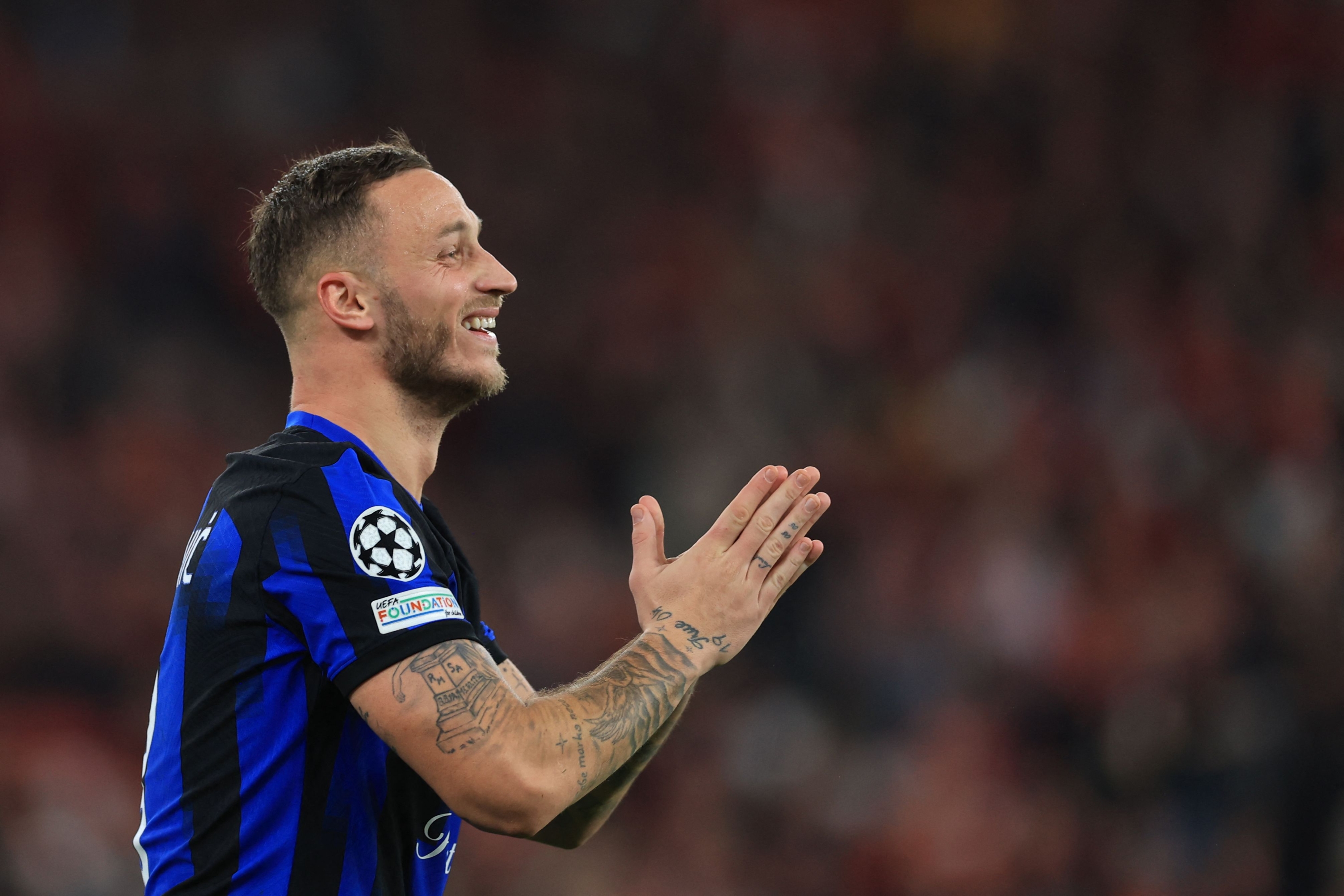 Inter Milan's Austrian forward #08 Marko Arnautovic celebrates after scoring his team's first goal  during the UEFA Champions League first round group D football match between SL Benfica and FC Inter Milan at the Luz stadium in Lisbon on November 29, 2023. (Photo by PATRICIA DE MELO MOREIRA / AFP)