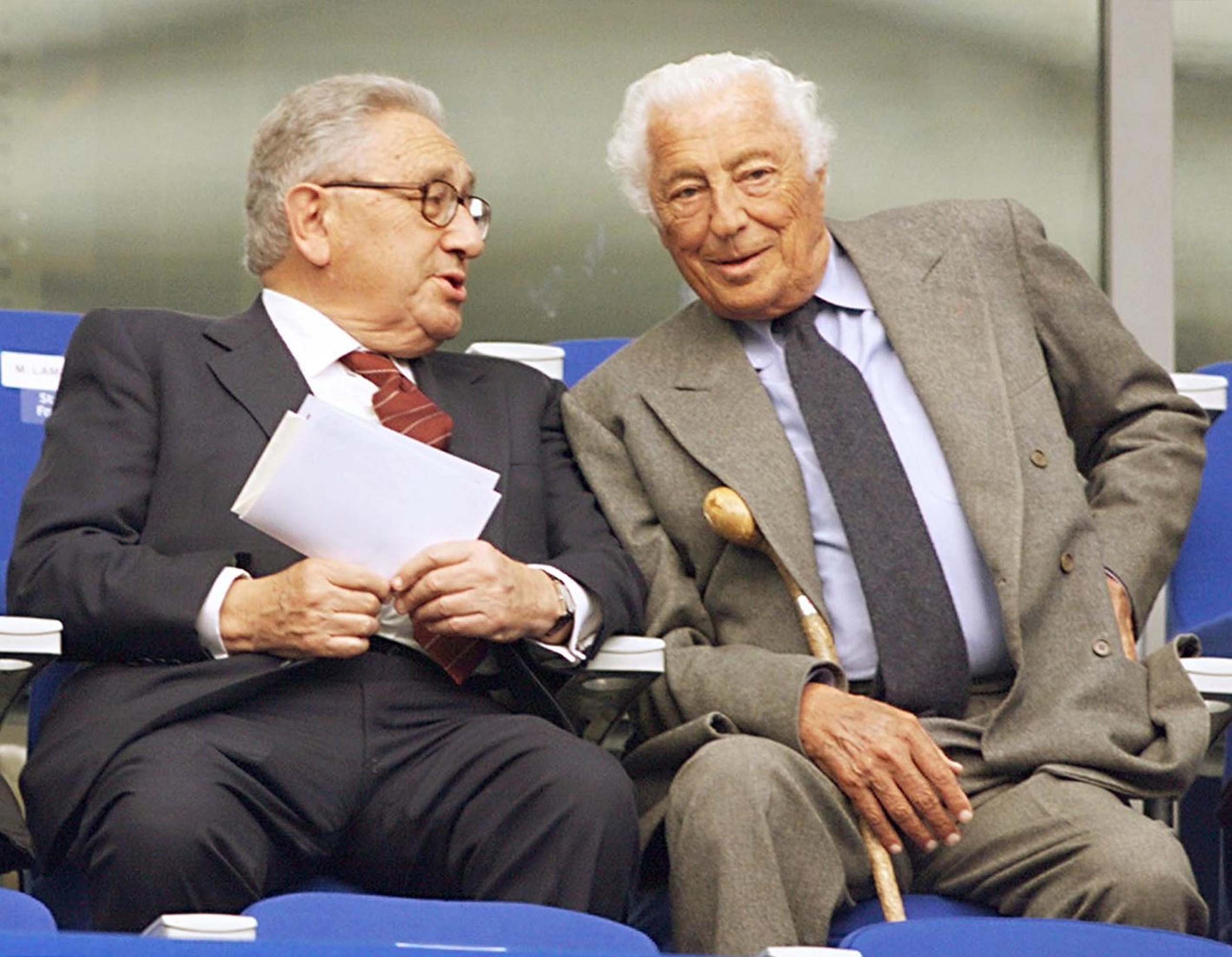 2003-01-24 - RZYM - ECO - GIANNI AGNELLI ZMARŁ. Honorowy prezes i dożywotni senator Fiata, Giovanni Agnelli, zmarł. Na zdjęciu archiwalnym senator Gianni Agnelli z Henrym Kissingerem na zdjęciu zrobionym 3 lipca 1998 roku podczas meczu piłki nożnej. ANSA - ARCHIWUM - GERARD JULIEN - CD