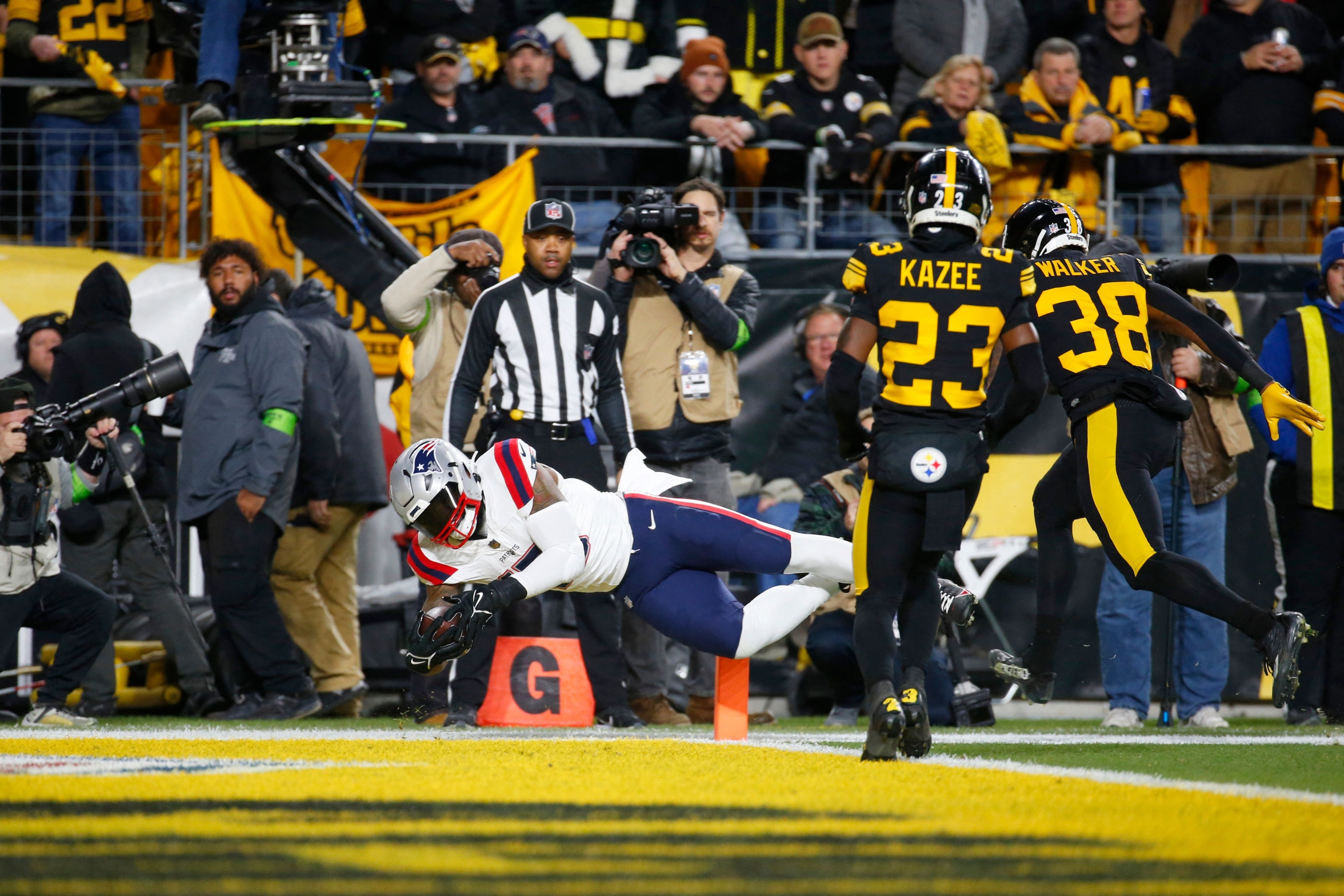 PITTSBURGH, PENNSYLVANIA - DECEMBER 07: Running back Ezekiel Elliott (15) of the New England Patriots dives for a touchdown in the first quarter against the Pittsburgh Steelers at Acrisure Stadium on December 07, 2023 in Pittsburgh, Pennsylvania.   Justin K. Aller/Getty Images/AFP (Photo by Justin K. Aller / GETTY IMAGES NORTH AMERICA / Getty Images via AFP)