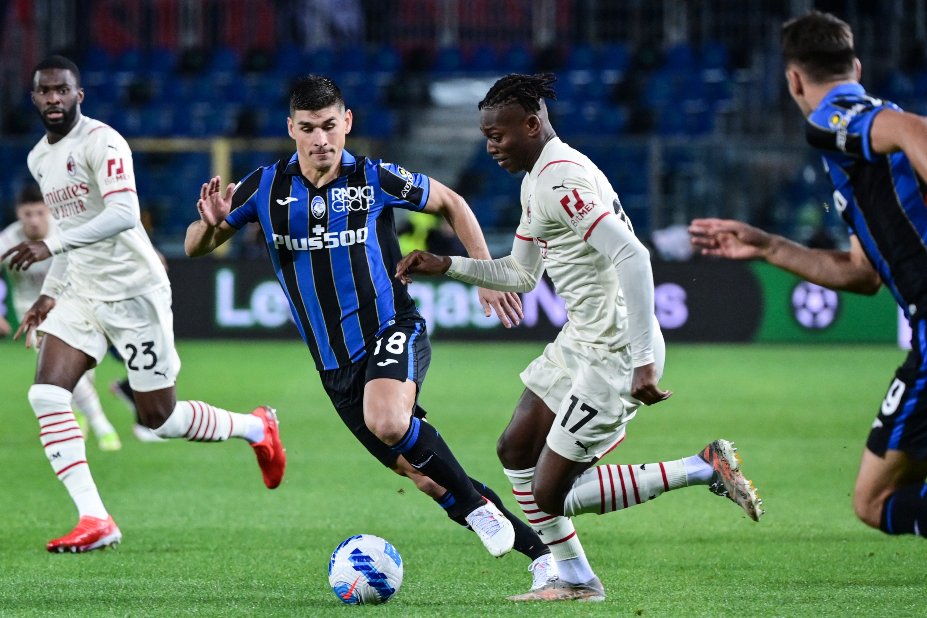 Atalanta's Ukrainian midfielder Ruslan Malinovskyi (C-L) fights for the ball against AC Milan's Portuguese forward Rafael Leao during their Italian Serie A football match Atalanta Bergamo versus AC Milan at the Gewiss Stadium (Stadio di Bergamo) in the northern city of Bergamo on October 3, 2021. (Photo by MIGUEL MEDINA / AFP)