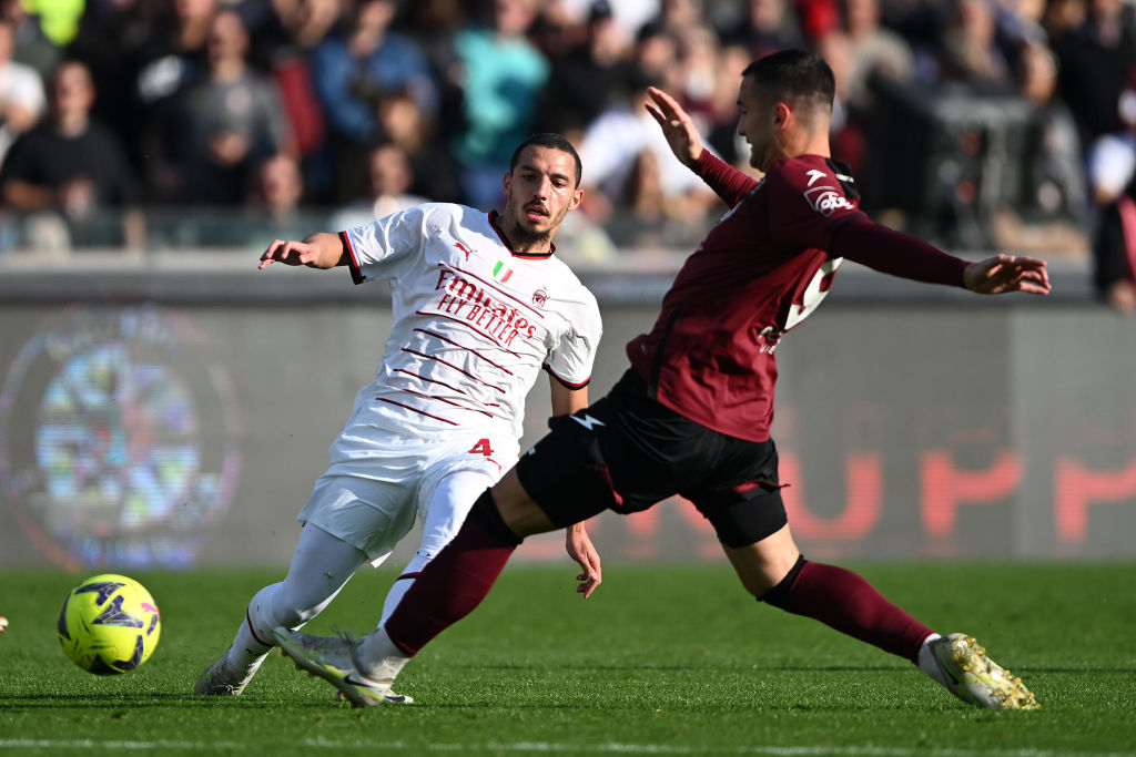 SALERNO, ITALY - JANUARY 04: Ismael Bennacer of AC Milan battles for possession with Federico Bonazzoli of Salernitana during the Serie A match between Salernitana and AC MIlan at Stadio Arechi on January 04, 2023 in Salerno, Italy. (Photo by Francesco Pecoraro/Getty Images)