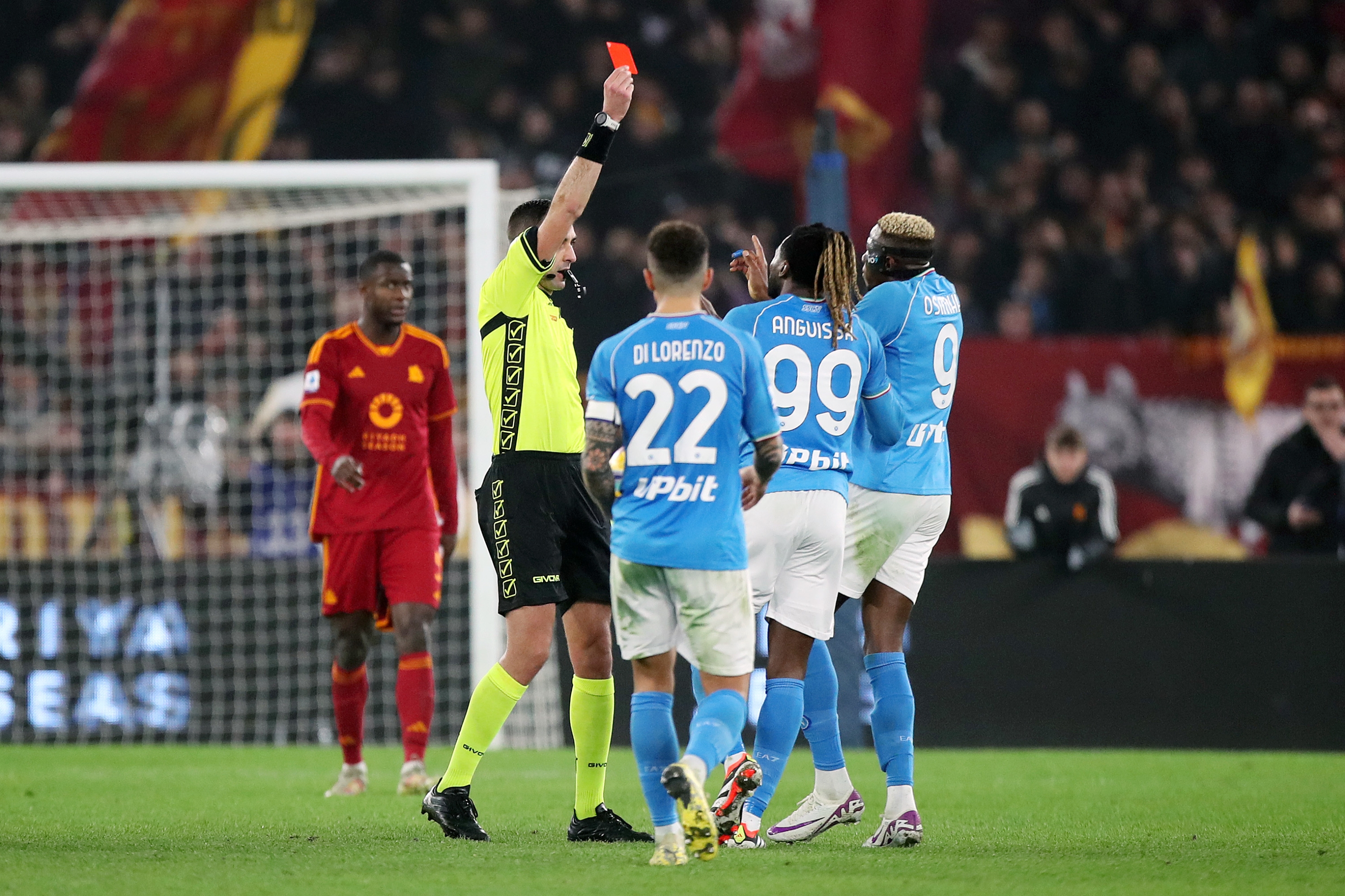 ROME, ITALY - DECEMBER 23: Victor Osimhen of SSC Napoli is shown a red card by Referee Andrea Colombo during the Serie A TIM match between AS Roma and SSC Napoli at Stadio Olimpico on December 23, 2023 in Rome, Italy. (Photo by Paolo Bruno/Getty Images)