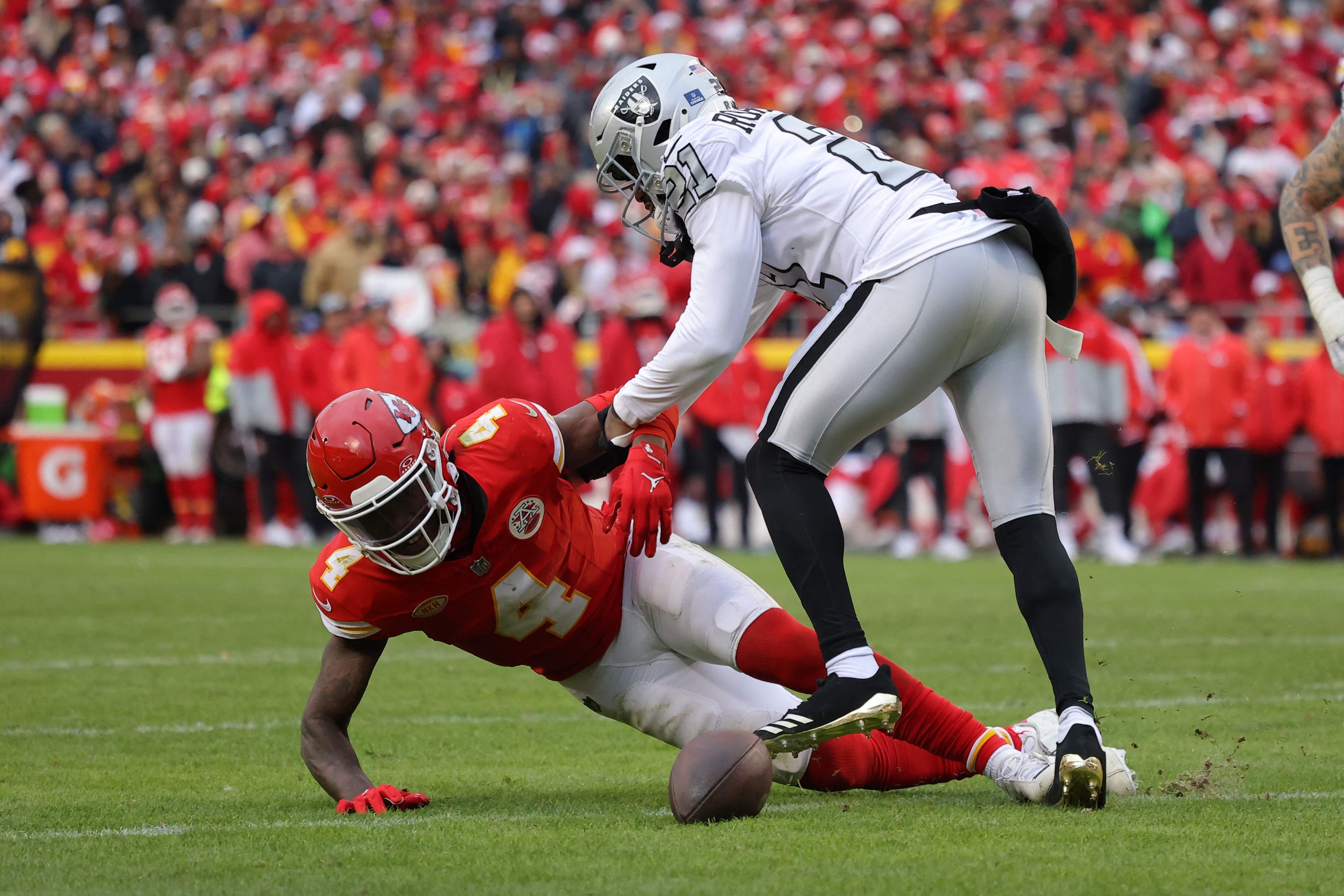 KANSAS CITY, MISSOURI - DECEMBER 25: Amik Robertson #21 of the Las Vegas Raiders breaks up a pass to Rashee Rice #4 of the Kansas City Chiefs during the fourth quarter at GEHA Field at Arrowhead Stadium on December 25, 2023 in Kansas City, Missouri.   Jamie Squire/Getty Images/AFP (Photo by JAMIE SQUIRE / GETTY IMAGES NORTH AMERICA / Getty Images via AFP)