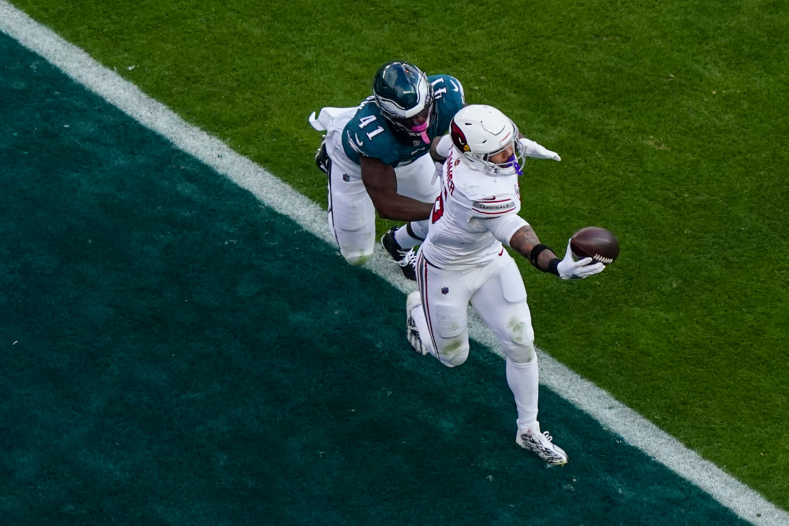 Arizona Cardinals running back James Conner, right, makes a one-handed touchdown catch in front of Philadelphia Eagles linebacker Nicholas Morrow during the second half of an NFL football game, Sunday, Dec. 31, 2023, in Philadelphia. (AP Photo/Chris Szagola)