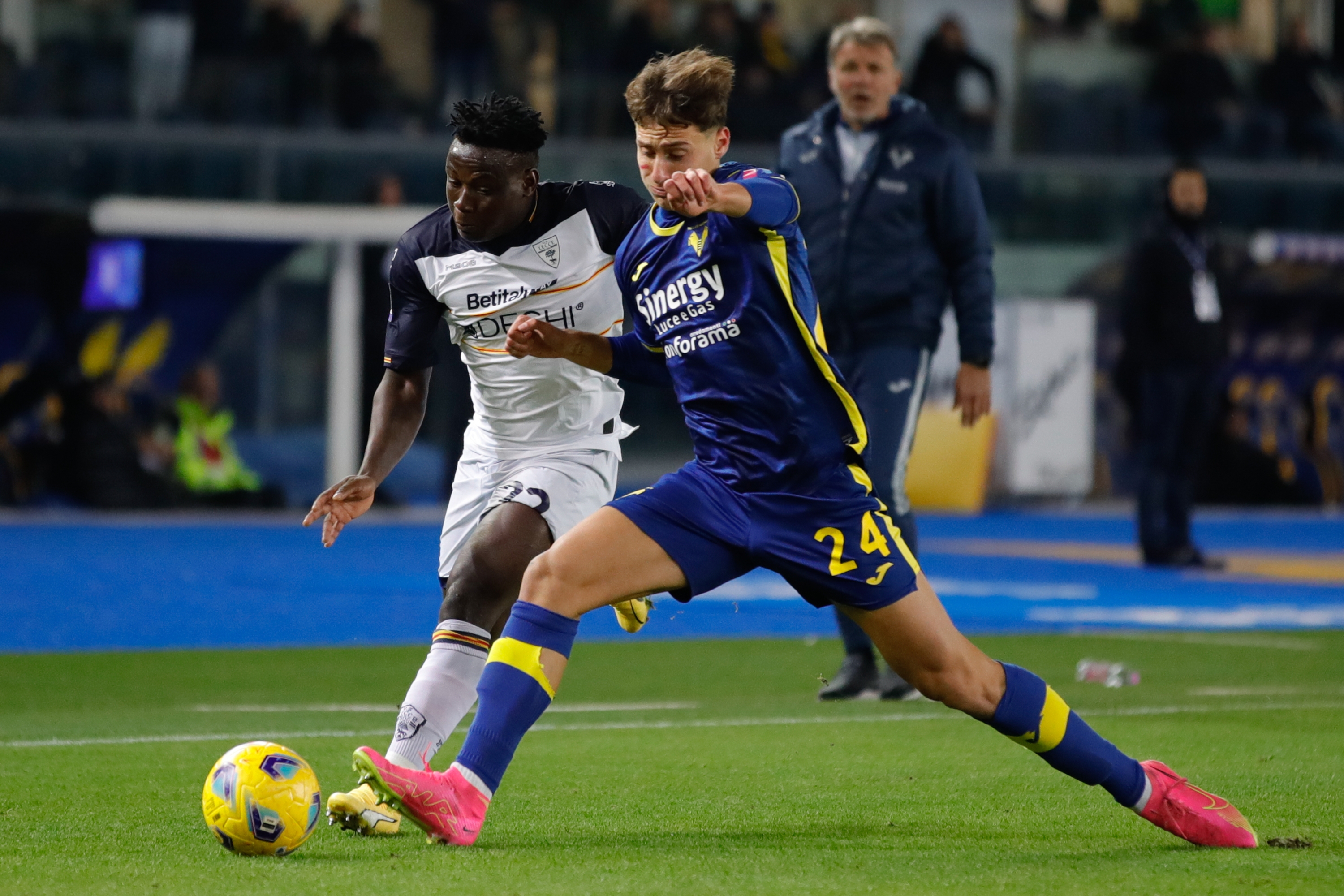 VERONA, ITALY - NOVEMBER 27: Filippo Terracciano of Verona challenges for the ball Lameck Banda of Lecce during the Serie A TIM match between Hellas Verona FC and US Lecce at Stadio Marcantonio Bentegodi on November 27, 2023 in Verona, Italy. (Photo by Timothy Rogers/Getty Images)