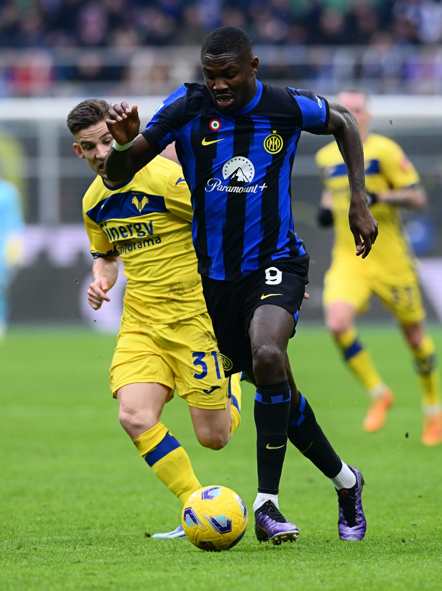 MILAN, ITALY - JANUARY 06: Marcus Thuram of FC Internazionale competes for the ball with Tomas Suslov of Hellas Verona FC during the Serie A TIM match between FC Internazionale and Hellas Verona FC at Stadio Giuseppe Meazza on January 06, 2024 in Milan, Italy. (Photo by Mattia Pistoia - Inter/Inter via Getty Images)