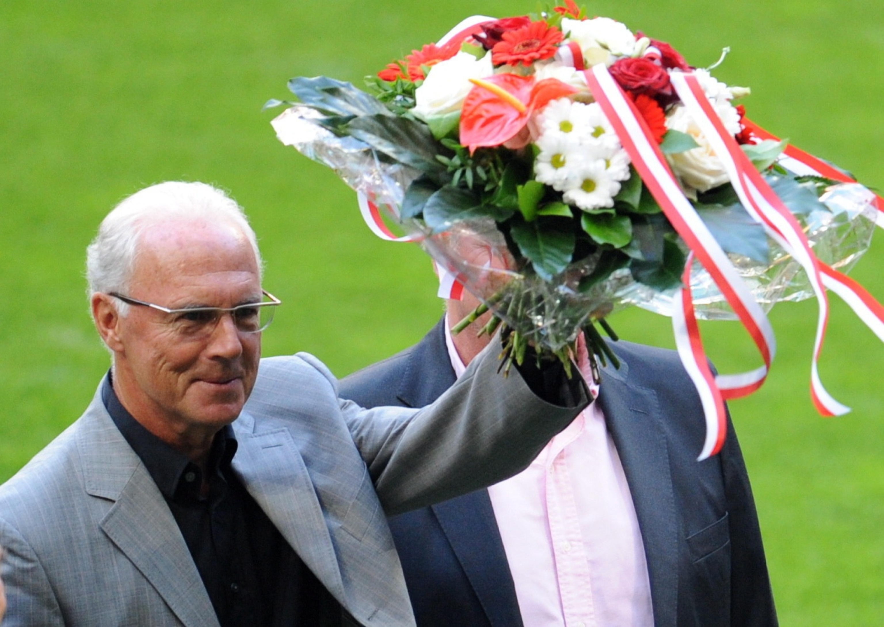 epa11064736 (FILE) A file picture of former German soccer player and coach, Franz Beckenbauer, waving  a flower bouquet on his 65th Birthday before the German Bundeliga match Bayern Munich vs. Werder Bremen in the Allianz arena in Munich, Germany, 11 September 2010, re-issued 08 January 2024. Beckenbauer passed away on 07 January 2024 aged 78, as his family confirmed on 08 January.  EPA/TOBIAS HASE  GERMANY OUT *** Local Caption *** 02329300