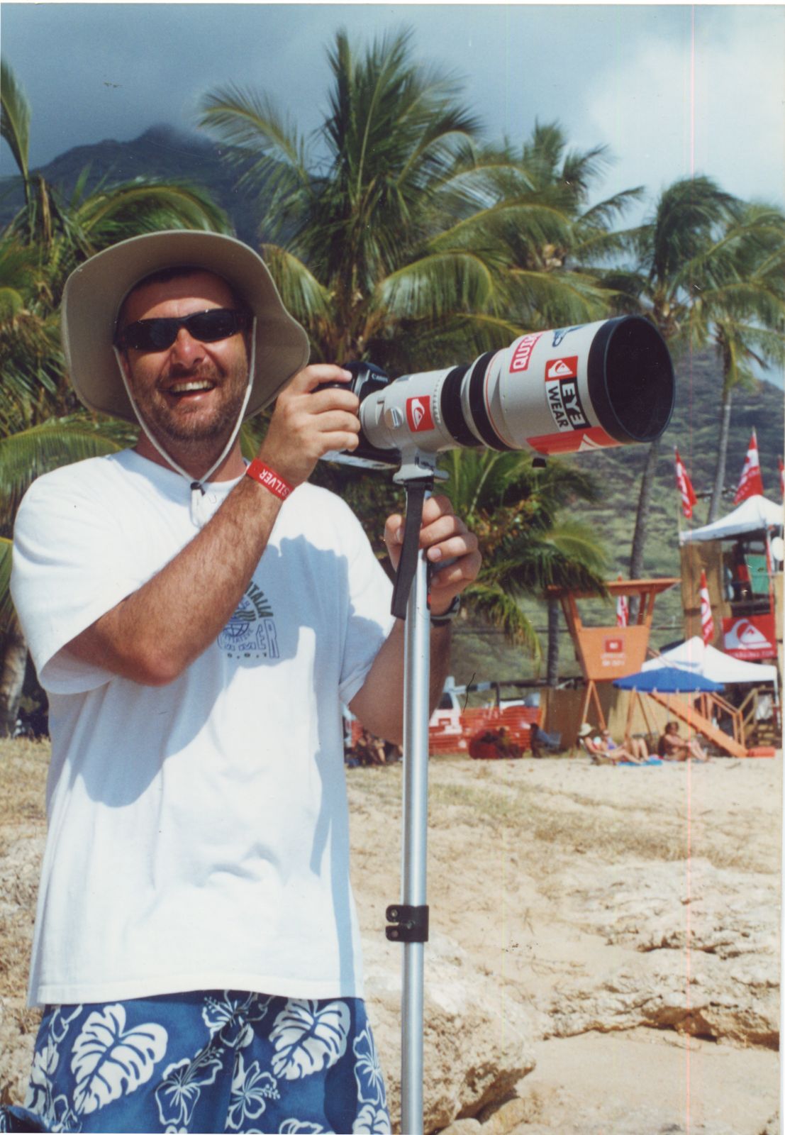 Alessandro Dini con il suo 300mm Canon in una spiaggia tropicale