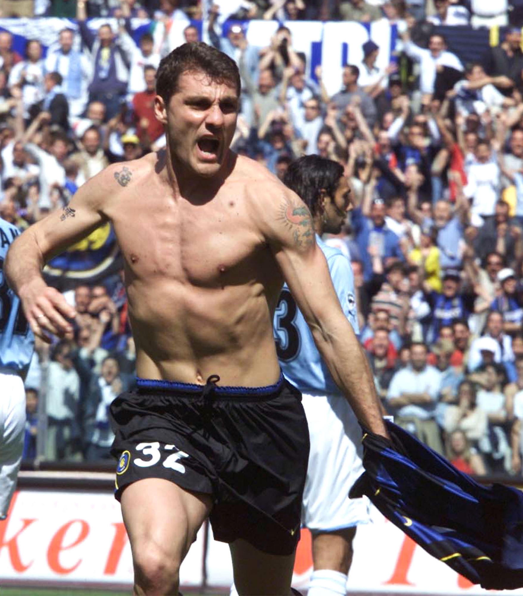 L'attaccante dell'Inter, Christian Vieri, esulta dopo un gol realizzato contro la Lazio allo stadio Olimpico di Roma, 5 maggio 2002. ANSA/BRAMBATTI