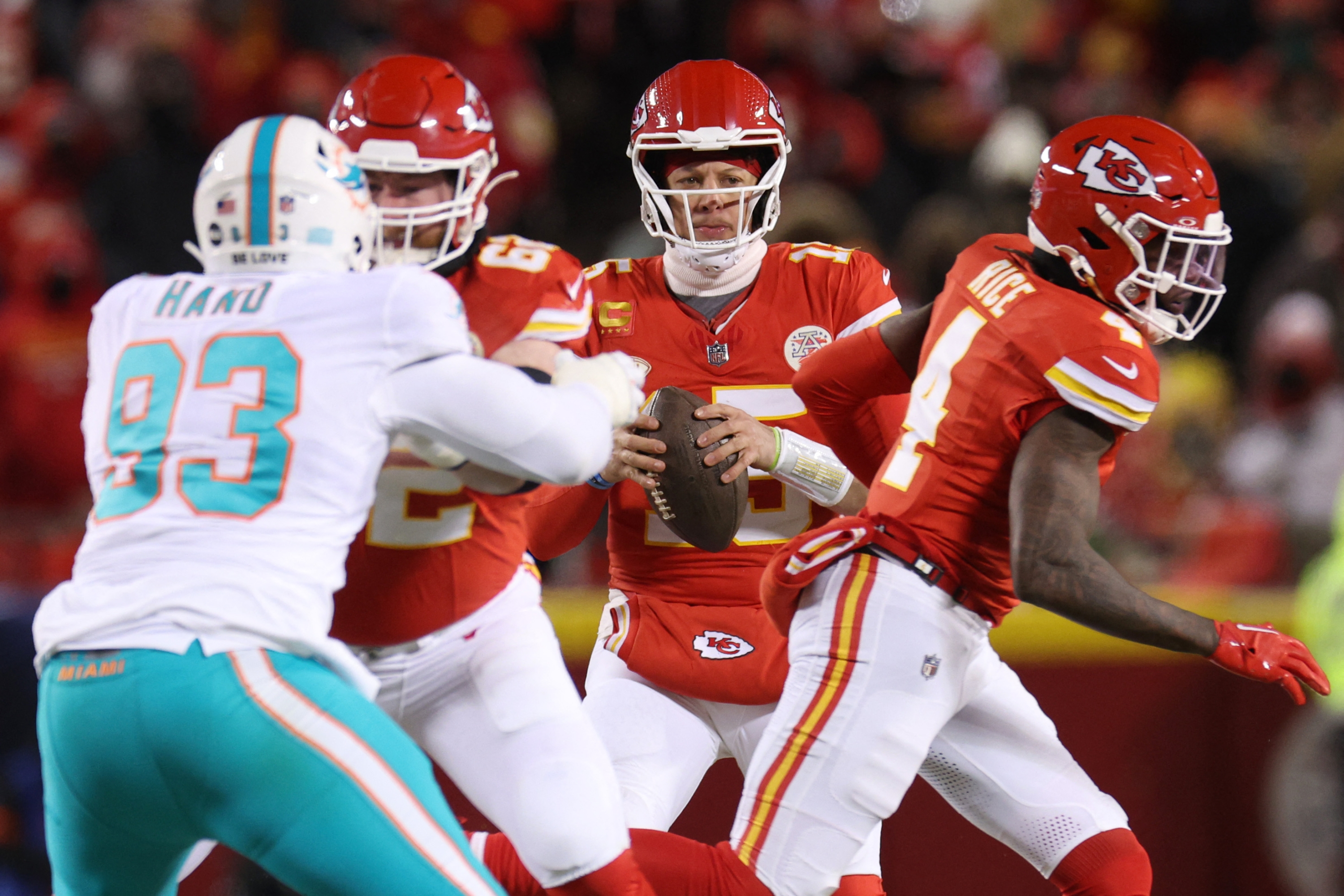 KANSAS CITY, MISSOURI - JANUARY 13: Patrick Mahomes #15 of the Kansas City Chiefs looks to pass during the second half against the Miami Dolphins in the AFC Wild Card Playoffs at GEHA Field at Arrowhead Stadium on January 13, 2024 in Kansas City, Missouri.   Jamie Squire/Getty Images/AFP (Photo by JAMIE SQUIRE / GETTY IMAGES NORTH AMERICA / Getty Images via AFP)