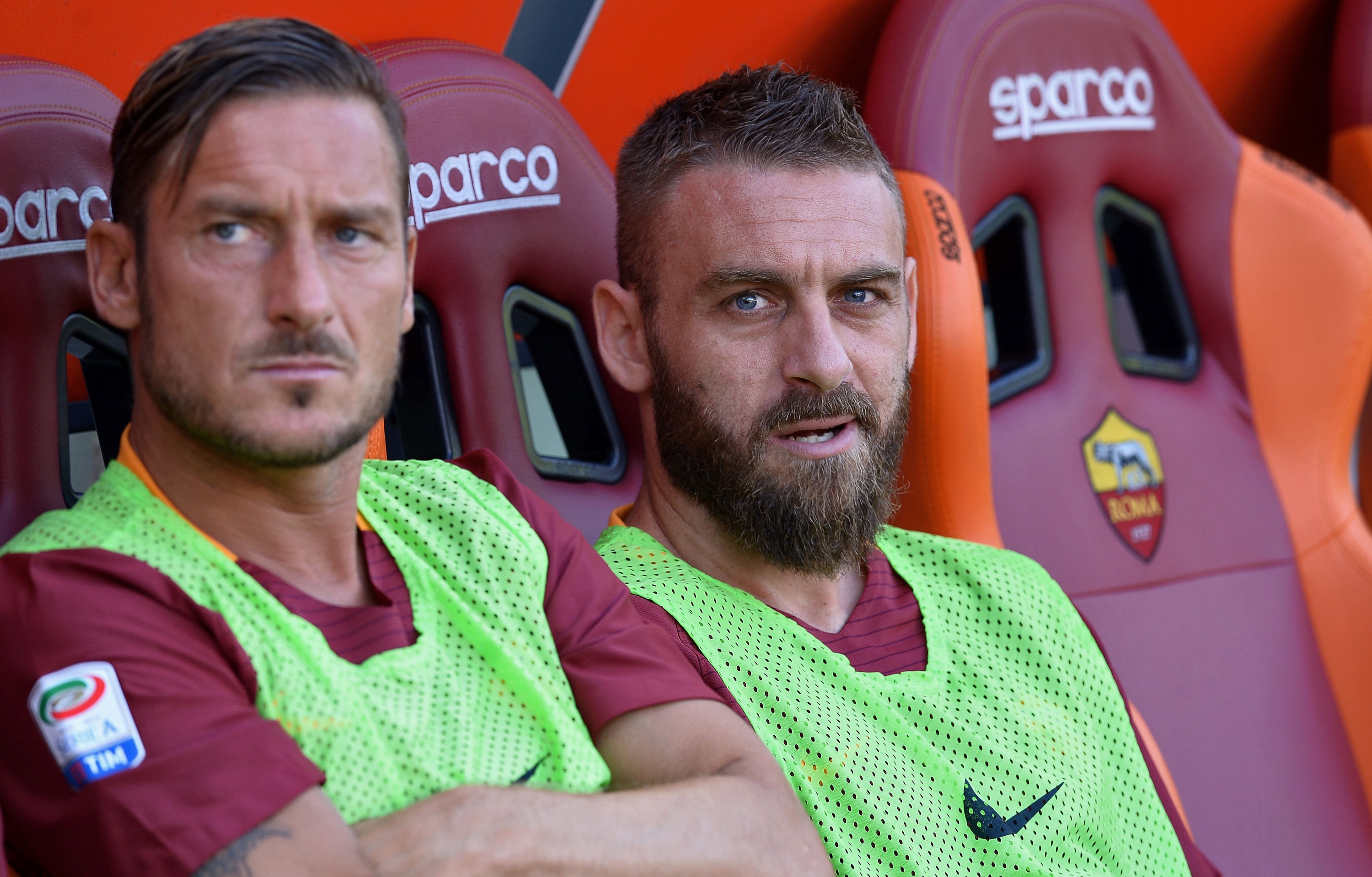 Roma's midfielder Daniele De Rossi (R) and forward Francesco Totti look on from the bench during the Italian Serie A football match between Roma and Udinese at the Olympic Stadium in Rome on August 20, 2016.   / AFP PHOTO / FILIPPO MONTEFORTE