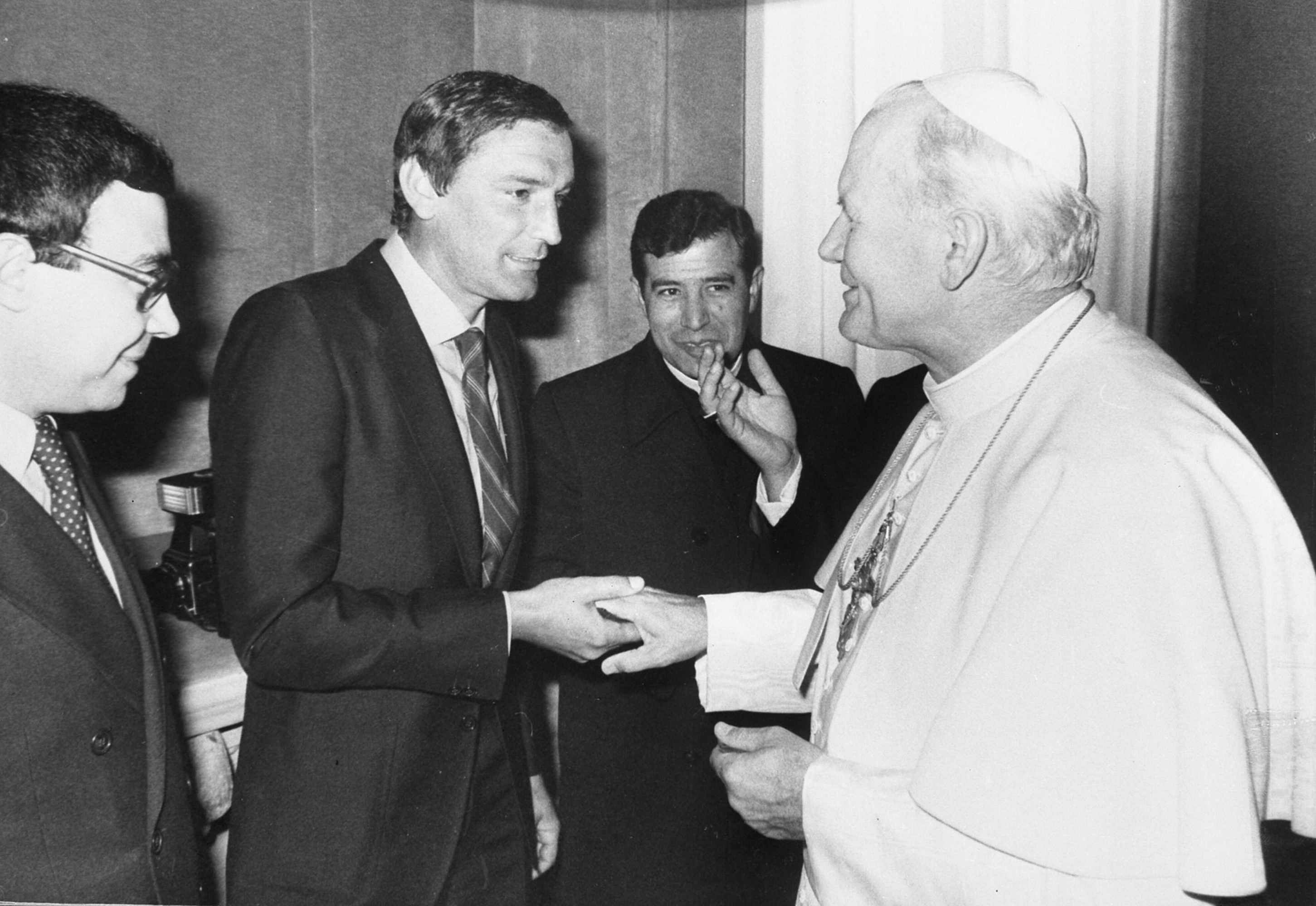 Giovanni Paolo II riceve in Vaticano Gigi Riva e la squadra di calcio del Cagliari, Citta' del Vaticano, 28 marzo 1981. ANSA